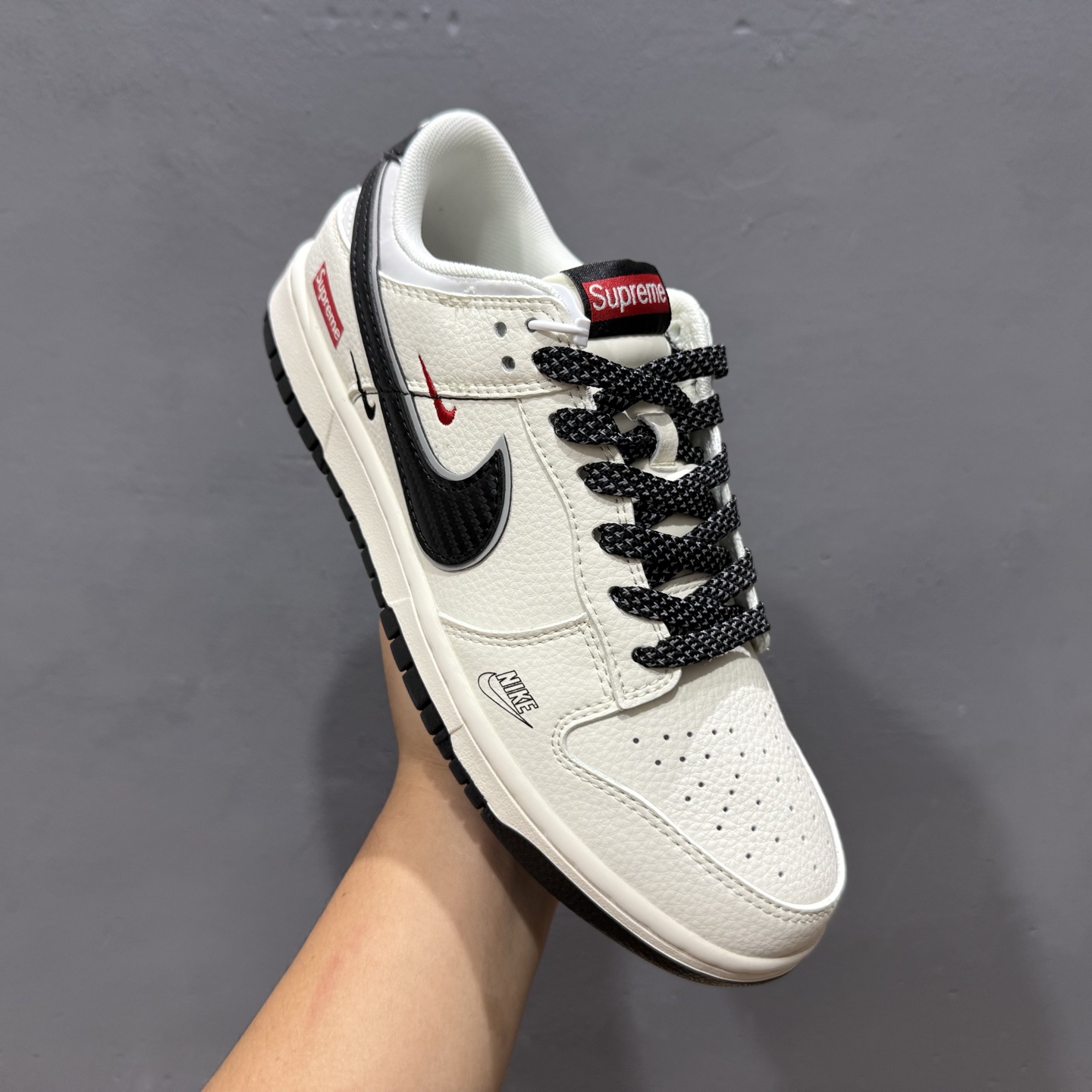 280 Nike SB Dunk Low“ Supreme联名——经典黑碳纤纹” 周年高端定制 低帮休闲板鞋 JP1628-008-Chinese UA Cheap High Quatity Brand Clothes Bags handbags Sneakers wholesale wholesaler seller from China Factory suppliers Fashion Clothing Shoes best Quality Beautiful Price 280 Nike SB Dunk Low“ Supreme联名——经典黑碳纤纹” 周年高端定制 低帮休闲板鞋 JP1628-008