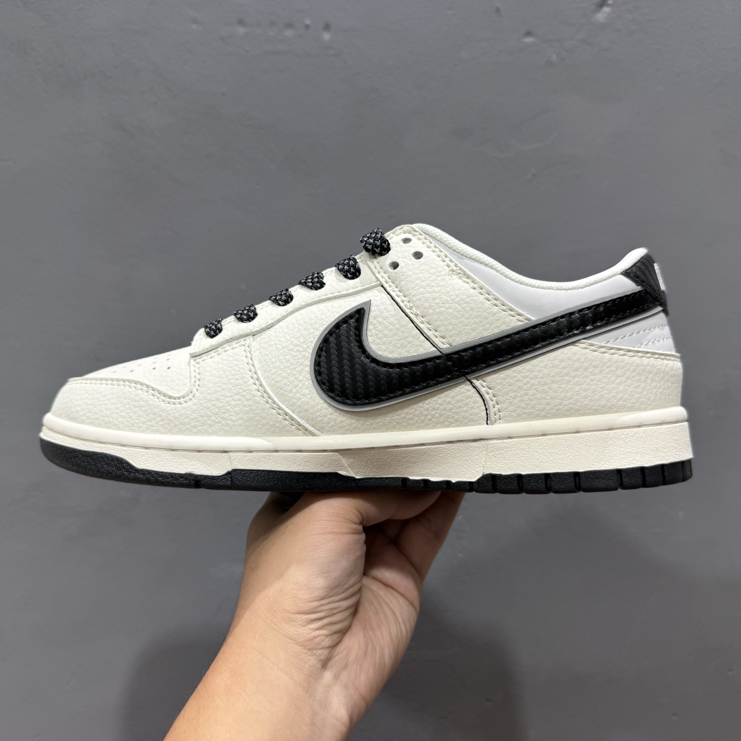 280 Nike SB Dunk Low“ Supreme联名——经典黑碳纤纹” 周年高端定制 低帮休闲板鞋 JP1628-008-Chinese UA Cheap High Quatity Brand Clothes Bags handbags Sneakers wholesale wholesaler seller from China Factory suppliers Fashion Clothing Shoes best Quality Beautiful Price 280 Nike SB Dunk Low“ Supreme联名——经典黑碳纤纹” 周年高端定制 低帮休闲板鞋 JP1628-008