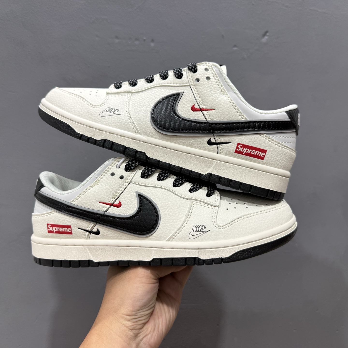 280 Nike SB Dunk Low“ Supreme联名——经典黑碳纤纹” 周年高端定制 低帮休闲板鞋 JP1628-008-Chinese UA Cheap High Quatity Brand Clothes Bags handbags Sneakers wholesale wholesaler seller from China Factory suppliers Fashion Clothing Shoes best Quality Beautiful Price 280 Nike SB Dunk Low“ Supreme联名——经典黑碳纤纹” 周年高端定制 低帮休闲板鞋 JP1628-008