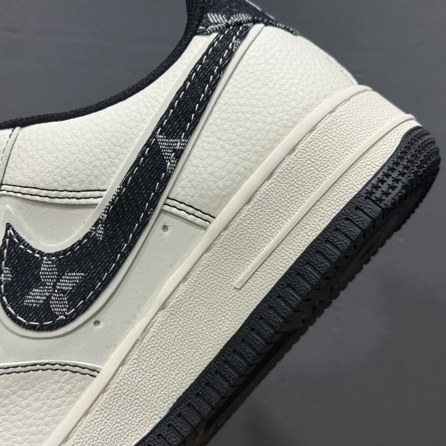 ¥260 Nike Air Force 1'07 Low LV联名 黑线黑牛仔 空军一号低帮休闲板鞋 YX5066-347-Chinese UA Cheap High Quatity Brand Clothes Bags handbags Sneakers wholesale wholesaler seller from China Factory suppliers Fashion Clothing Shoes best Quality Beautiful Price ¥260 Nike Air Force 1'07 Low LV联名 黑线黑牛仔 空军一号低帮休闲板鞋 YX5066-347