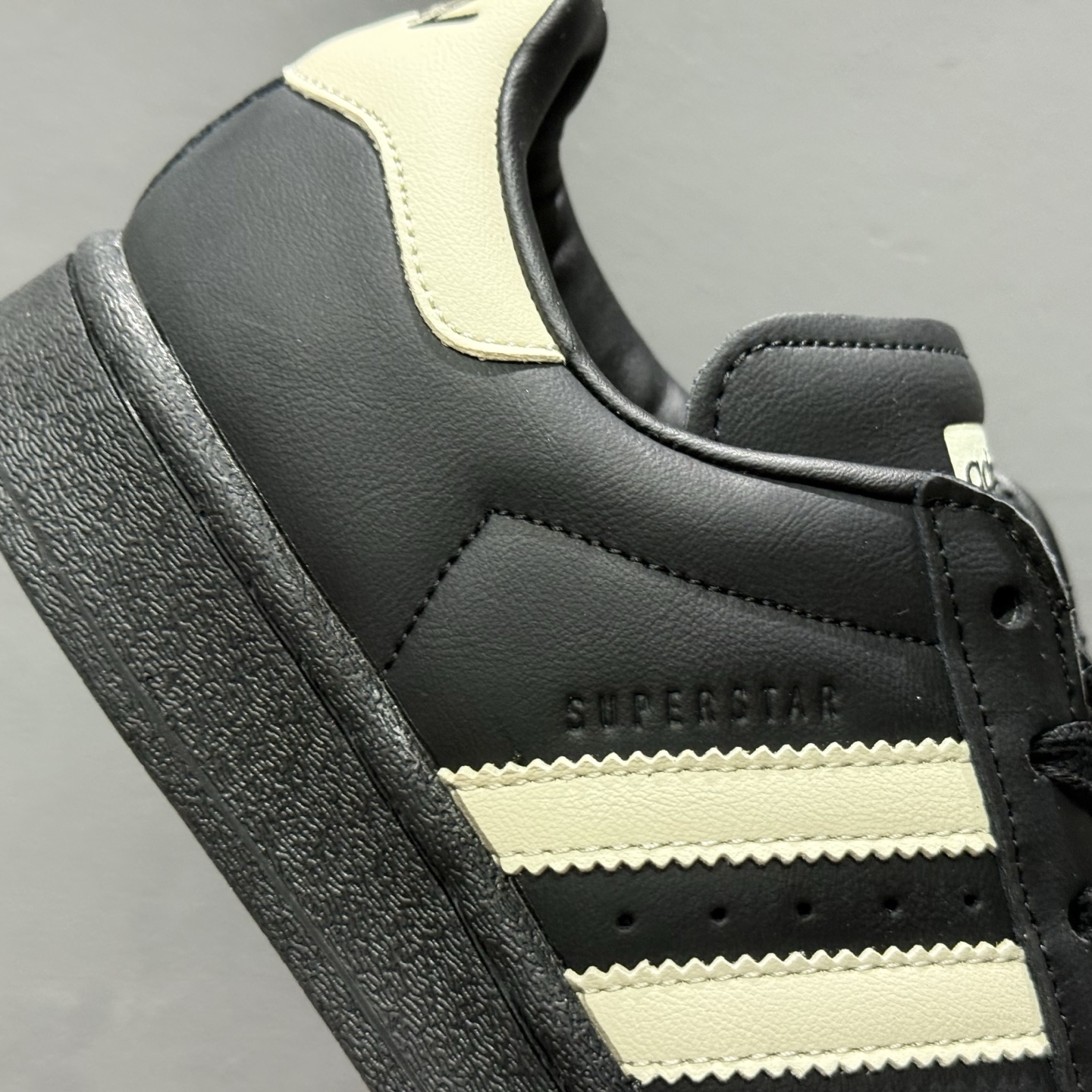 220 独家实拍Avavav x Adidas Superstar ”Superfinger“ JP7141 联名款 超级手指 贝壳头休闲板鞋-Chinese UA Cheap High Quatity Brand Clothes Bags handbags Sneakers wholesale wholesaler seller from China Factory suppliers Fashion Clothing Shoes best Quality Beautiful Price 220 独家实拍Avavav x Adidas Superstar ”Superfinger“ JP7141 联名款 超级手指 贝壳头休闲板鞋