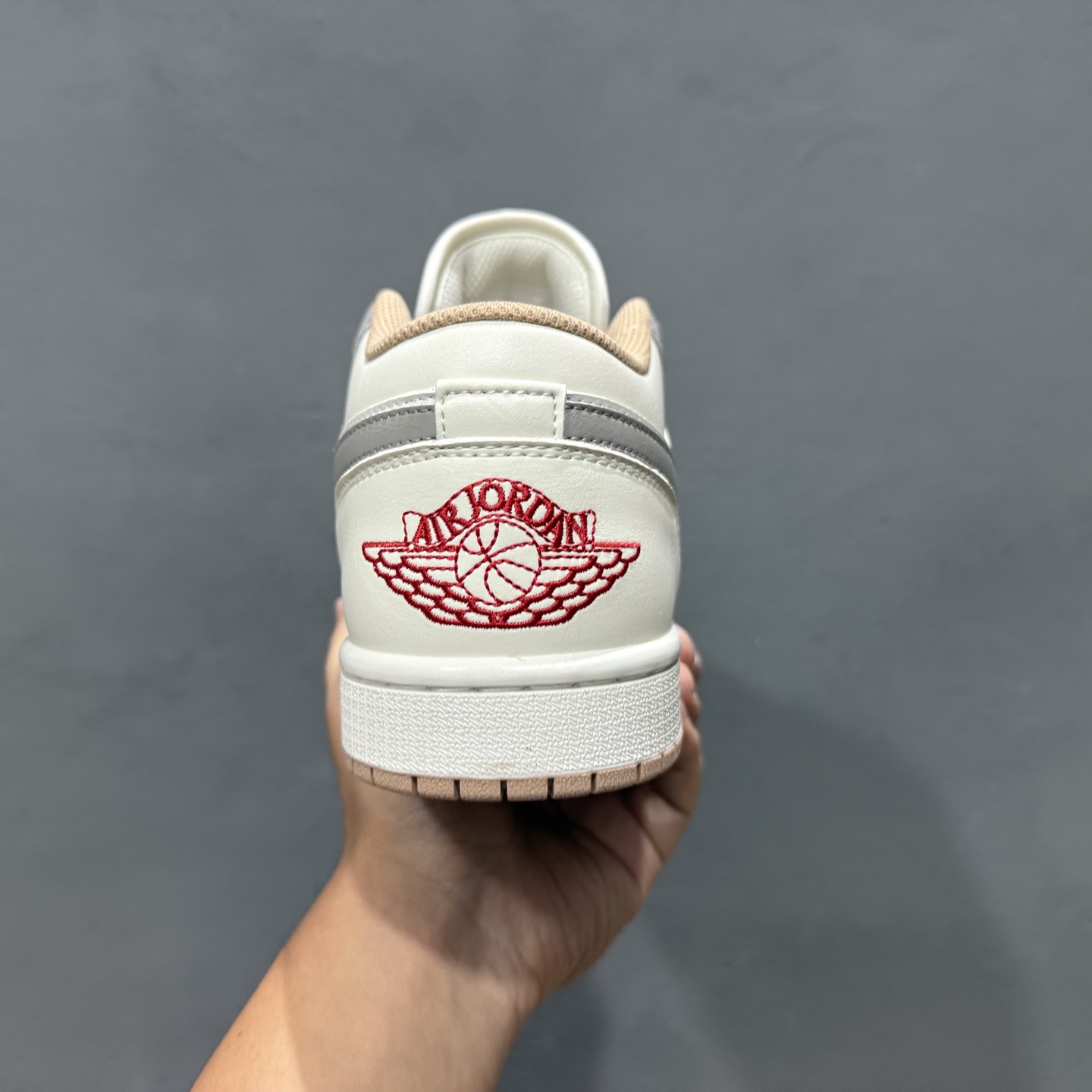 200 原装级别 Air Jordan 1 Low 米灰 AJ1乔1低帮休闲板鞋 553558-169-Chinese UA Cheap High Quatity Brand Clothes Bags handbags Sneakers wholesale wholesaler seller from China Factory suppliers Fashion Clothing Shoes best Quality Beautiful Price 200 原装级别 Air Jordan 1 Low 米灰 AJ1乔1低帮休闲板鞋 553558-169