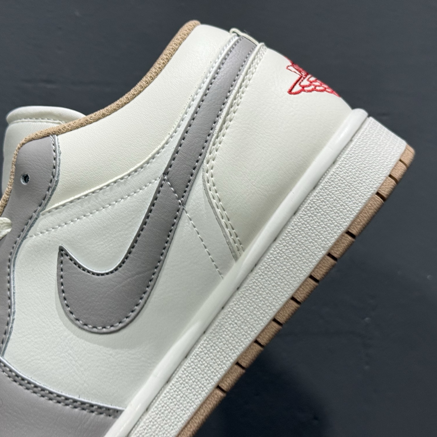 200 原装级别 Air Jordan 1 Low 米灰 AJ1乔1低帮休闲板鞋 553558-169-Chinese UA Cheap High Quatity Brand Clothes Bags handbags Sneakers wholesale wholesaler seller from China Factory suppliers Fashion Clothing Shoes best Quality Beautiful Price 200 原装级别 Air Jordan 1 Low 米灰 AJ1乔1低帮休闲板鞋 553558-169