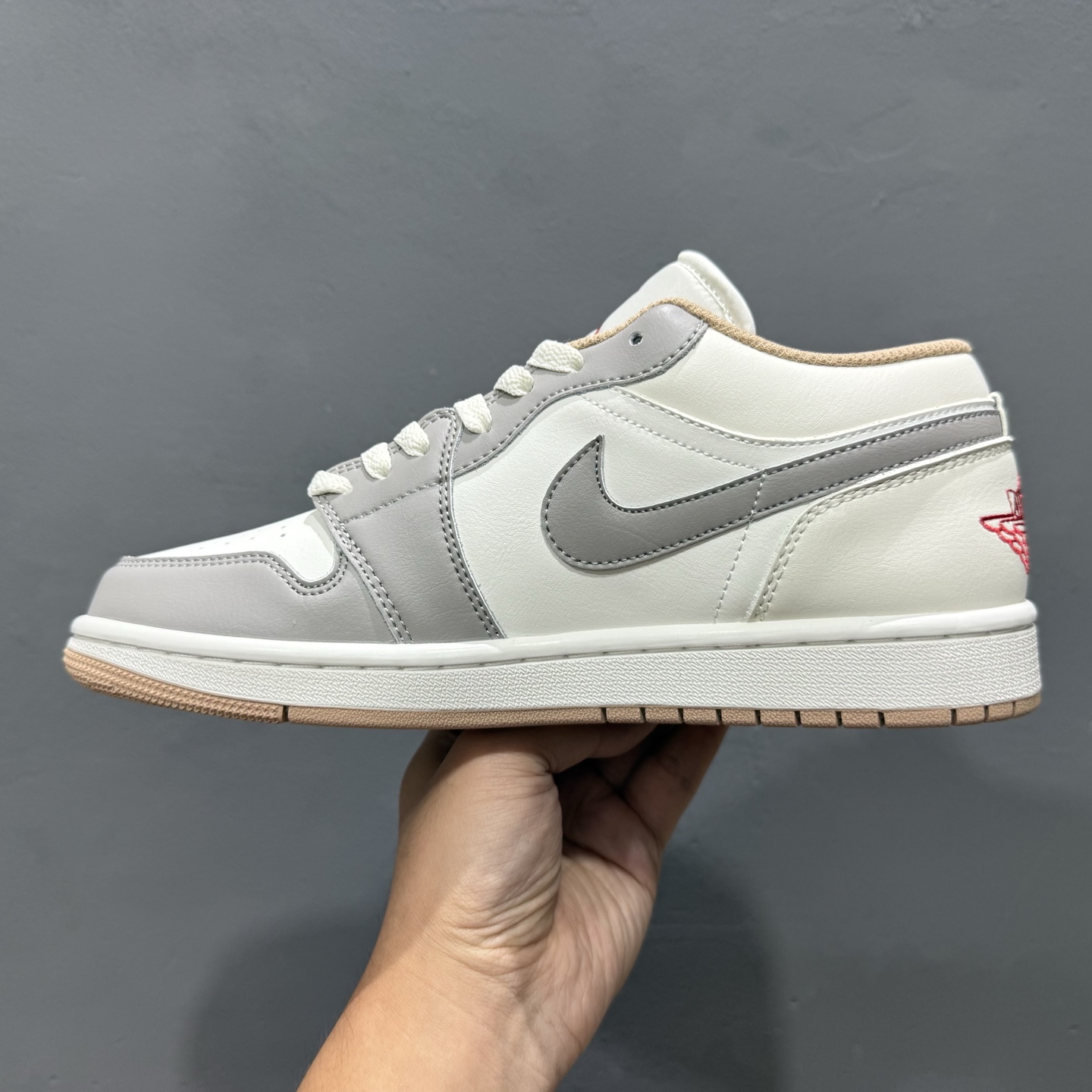200 原装级别 Air Jordan 1 Low 米灰 AJ1乔1低帮休闲板鞋 553558-169-Chinese UA Cheap High Quatity Brand Clothes Bags handbags Sneakers wholesale wholesaler seller from China Factory suppliers Fashion Clothing Shoes best Quality Beautiful Price 200 原装级别 Air Jordan 1 Low 米灰 AJ1乔1低帮休闲板鞋 553558-169