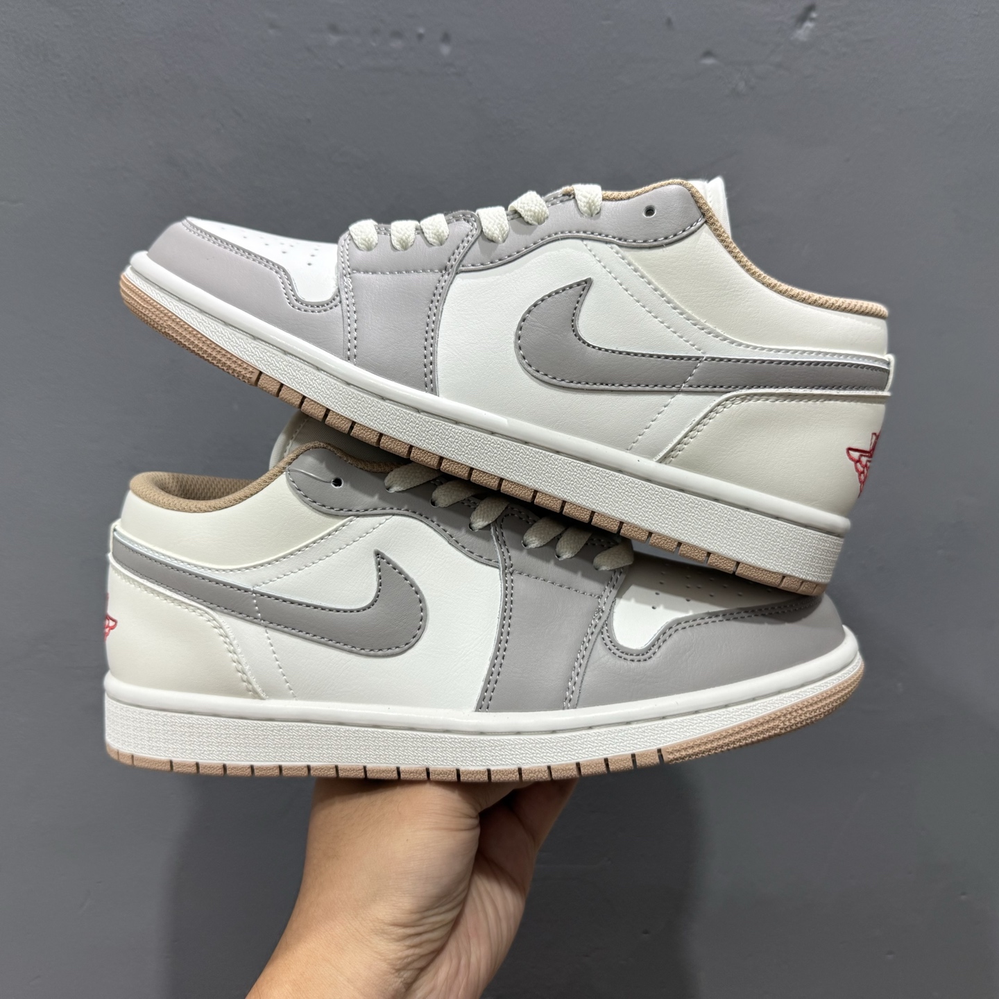 200 原装级别 Air Jordan 1 Low 米灰 AJ1乔1低帮休闲板鞋 553558-169-Chinese UA Cheap High Quatity Brand Clothes Bags handbags Sneakers wholesale wholesaler seller from China Factory suppliers Fashion Clothing Shoes best Quality Beautiful Price 200 原装级别 Air Jordan 1 Low 米灰 AJ1乔1低帮休闲板鞋 553558-169