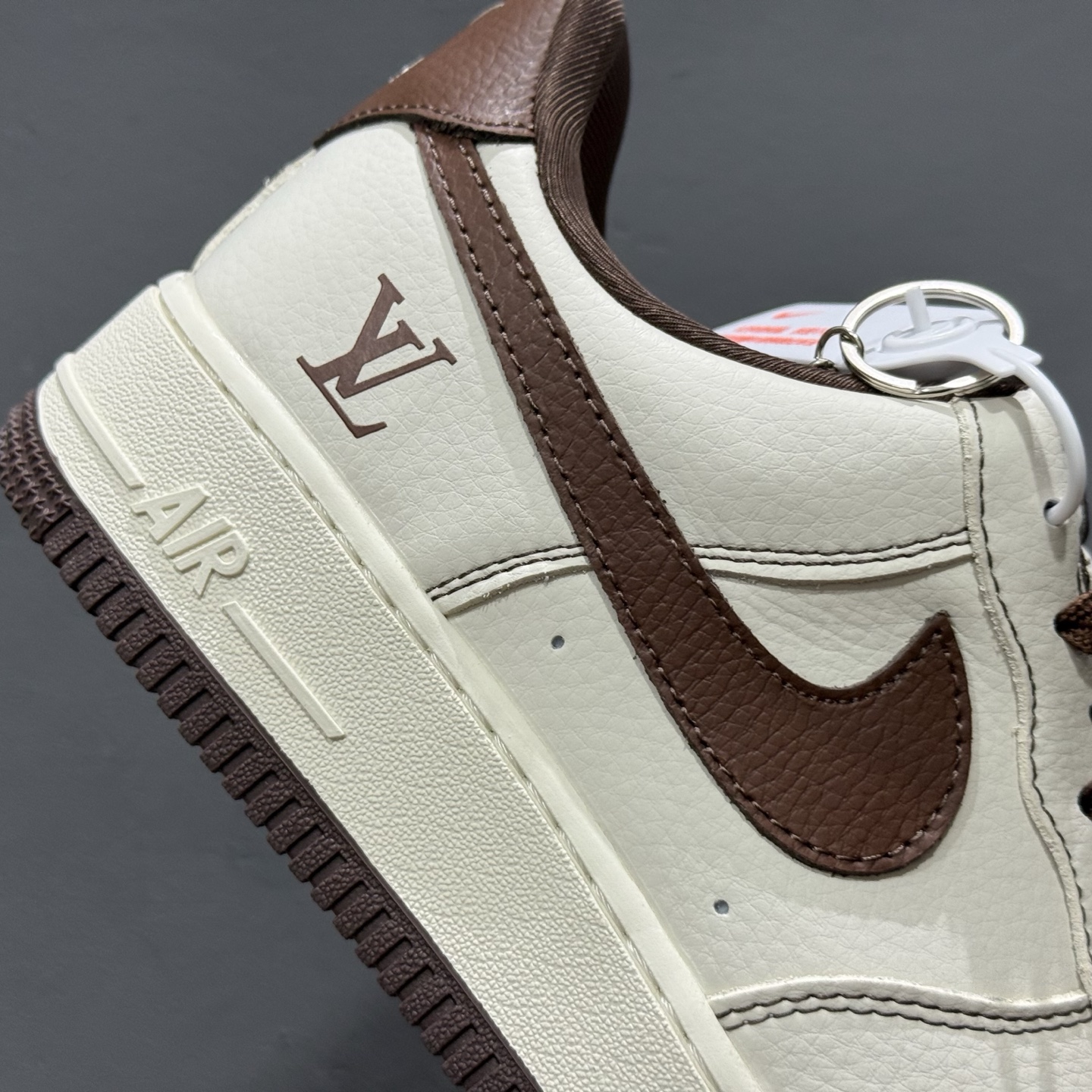 260 独家实拍Nike Air Force 1‘07 Low LV联名 巧克力勾 空军一号低帮休闲板鞋 KK1988-087-Chinese UA Cheap High Quatity Brand Clothes Bags handbags Sneakers wholesale wholesaler seller from China Factory suppliers Fashion Clothing Shoes best Quality Beautiful Price 260 独家实拍Nike Air Force 1‘07 Low LV联名 巧克力勾 空军一号低帮休闲板鞋 KK1988-087