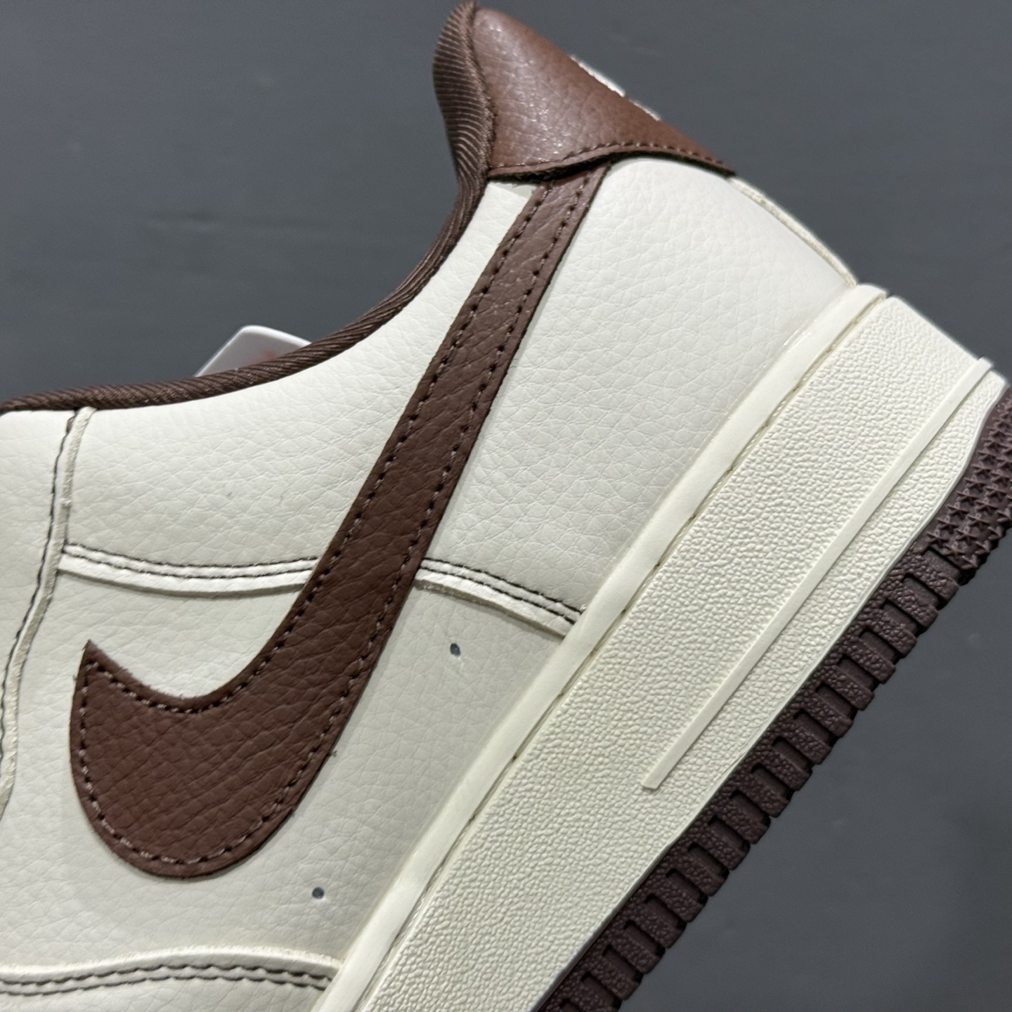 260 独家实拍Nike Air Force 1‘07 Low LV联名 巧克力勾 空军一号低帮休闲板鞋 KK1988-087-Chinese UA Cheap High Quatity Brand Clothes Bags handbags Sneakers wholesale wholesaler seller from China Factory suppliers Fashion Clothing Shoes best Quality Beautiful Price 260 独家实拍Nike Air Force 1‘07 Low LV联名 巧克力勾 空军一号低帮休闲板鞋 KK1988-087