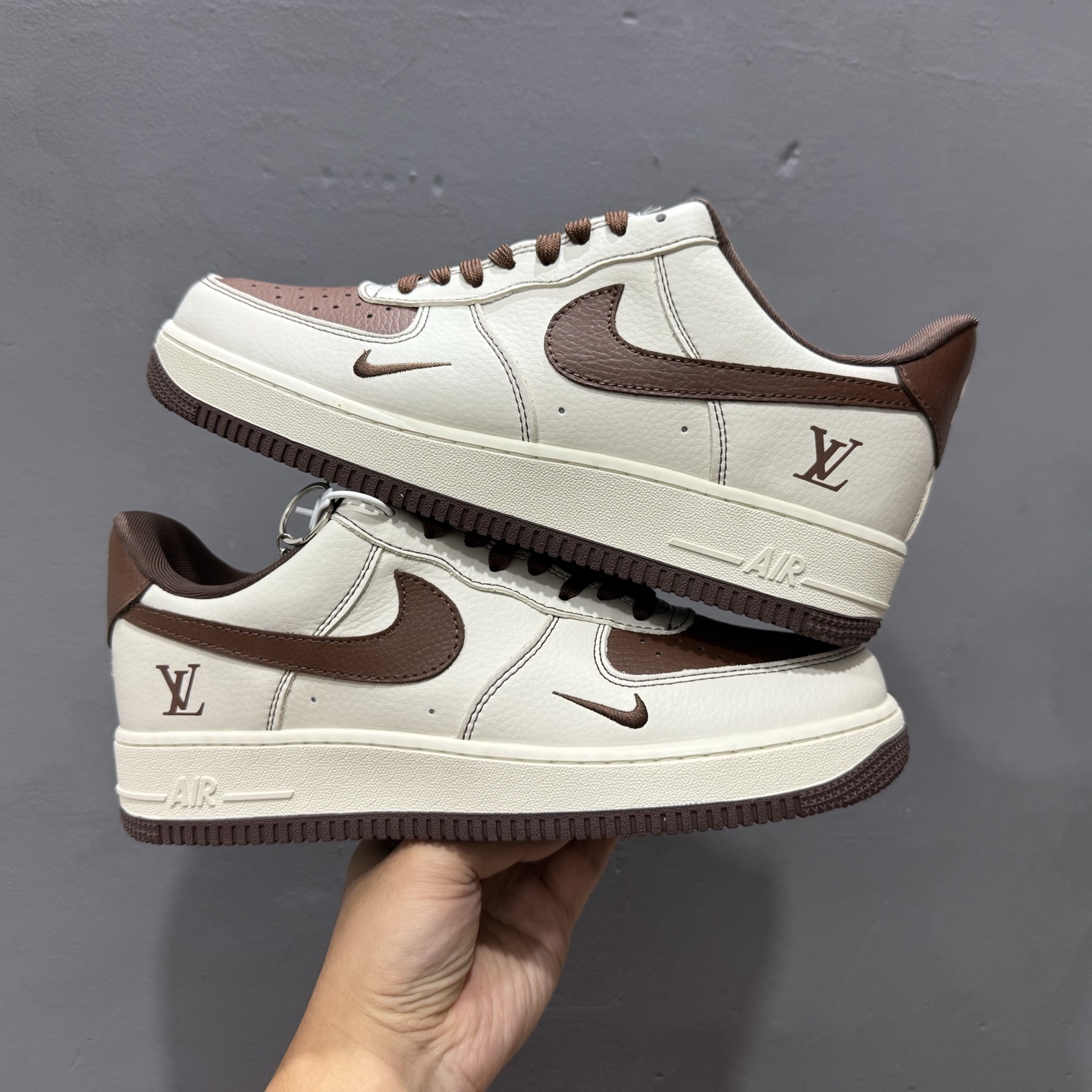 260 独家实拍Nike Air Force 1‘07 Low LV联名 巧克力勾 空军一号低帮休闲板鞋 KK1988-087-Chinese UA Cheap High Quatity Brand Clothes Bags handbags Sneakers wholesale wholesaler seller from China Factory suppliers Fashion Clothing Shoes best Quality Beautiful Price 260 独家实拍Nike Air Force 1‘07 Low LV联名 巧克力勾 空军一号低帮休闲板鞋 KK1988-087