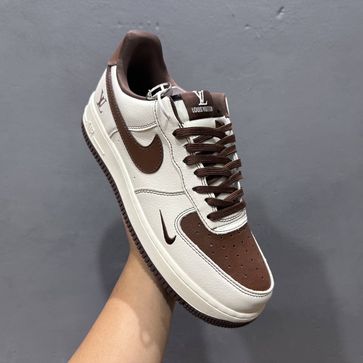 260 独家实拍Nike Air Force 1‘07 Low LV联名 巧克力勾 空军一号低帮休闲板鞋 KK1988-087-Chinese UA Cheap High Quatity Brand Clothes Bags handbags Sneakers wholesale wholesaler seller from China Factory suppliers Fashion Clothing Shoes best Quality Beautiful Price 260 独家实拍Nike Air Force 1‘07 Low LV联名 巧克力勾 空军一号低帮休闲板鞋 KK1988-087