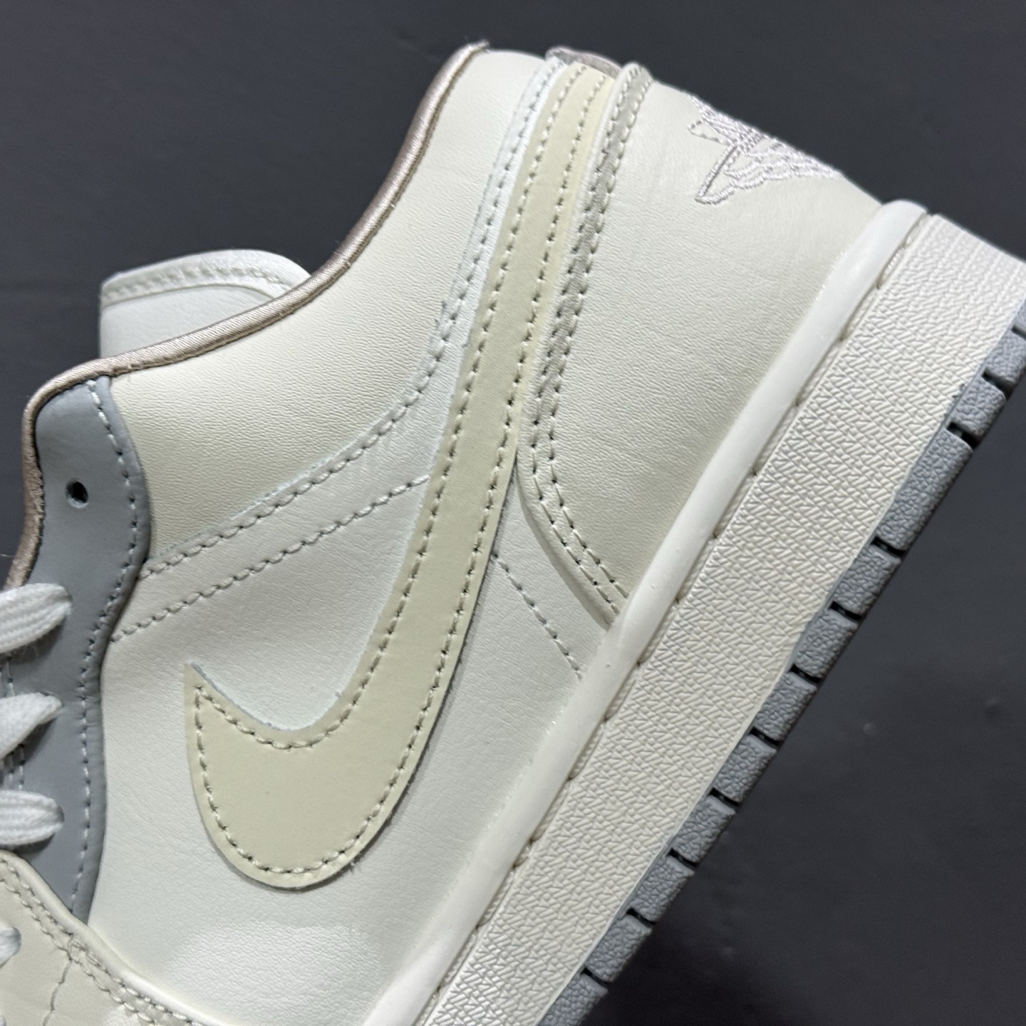 240 过验版本Air Jordan 1 Low AJ1 乔1闪钻白裂纹 低帮文化休闲板鞋 IH7323-100-Chinese UA Cheap High Quatity Brand Clothes Bags handbags Sneakers wholesale wholesaler seller from China Factory suppliers Fashion Clothing Shoes best Quality Beautiful Price 240 过验版本Air Jordan 1 Low AJ1 乔1闪钻白裂纹 低帮文化休闲板鞋 IH7323-100