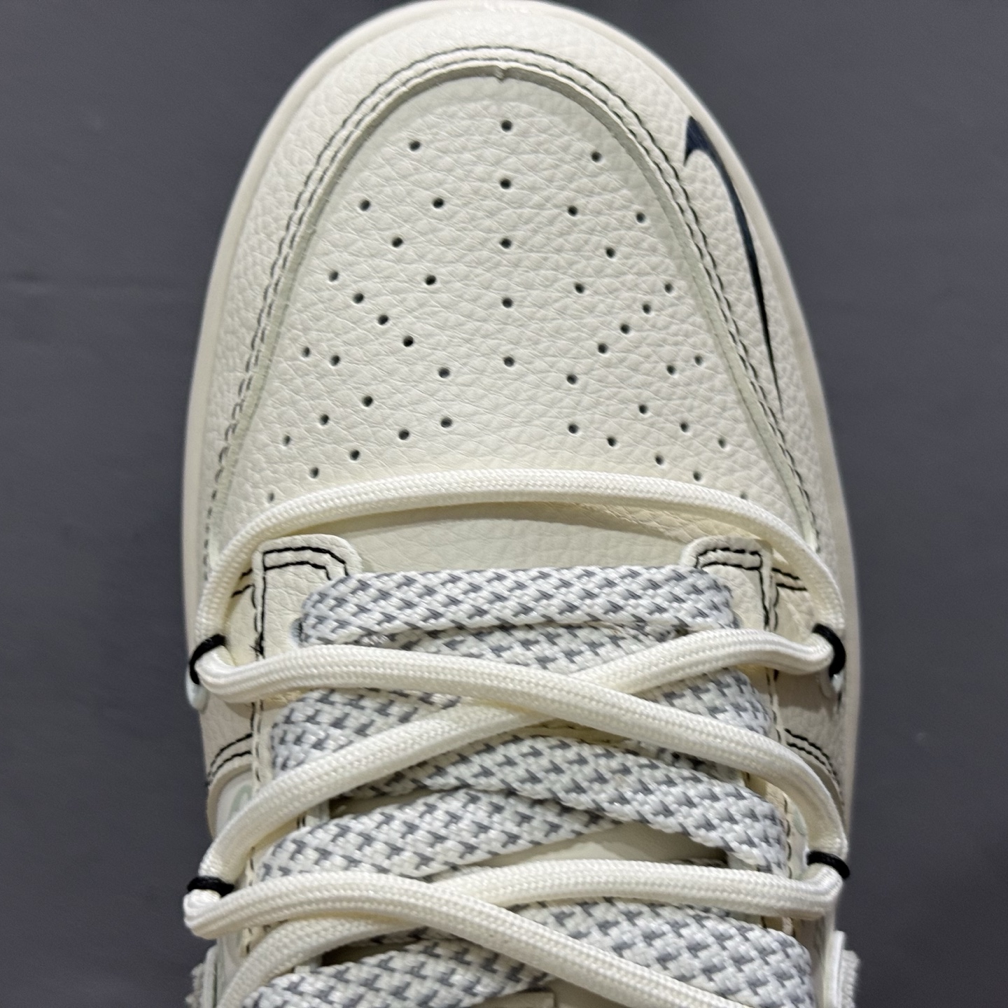 300 独家实拍Nike SB Dunk Low LV联名 灰布勾抽绳 周年高端定制 低帮休闲板鞋 YX5066-379-Chinese UA Cheap High Quatity Brand Clothes Bags handbags Sneakers wholesale wholesaler seller from China Factory suppliers Fashion Clothing Shoes best Quality Beautiful Price 300 独家实拍Nike SB Dunk Low LV联名 灰布勾抽绳 周年高端定制 低帮休闲板鞋 YX5066-379