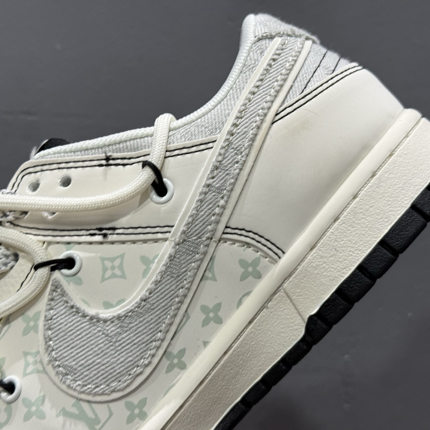 300 独家实拍Nike SB Dunk Low LV联名 灰布勾抽绳 周年高端定制 低帮休闲板鞋 YX5066-379-Chinese UA Cheap High Quatity Brand Clothes Bags handbags Sneakers wholesale wholesaler seller from China Factory suppliers Fashion Clothing Shoes best Quality Beautiful Price 300 独家实拍Nike SB Dunk Low LV联名 灰布勾抽绳 周年高端定制 低帮休闲板鞋 YX5066-379