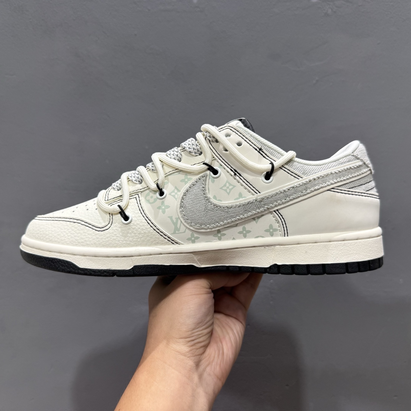 300 独家实拍Nike SB Dunk Low LV联名 灰布勾抽绳 周年高端定制 低帮休闲板鞋 YX5066-379-Chinese UA Cheap High Quatity Brand Clothes Bags handbags Sneakers wholesale wholesaler seller from China Factory suppliers Fashion Clothing Shoes best Quality Beautiful Price 300 独家实拍Nike SB Dunk Low LV联名 灰布勾抽绳 周年高端定制 低帮休闲板鞋 YX5066-379