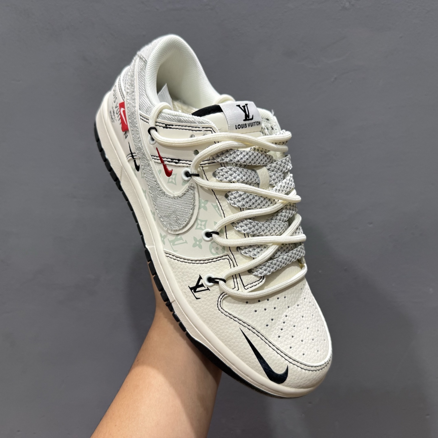 300 独家实拍Nike SB Dunk Low LV联名 灰布勾抽绳 周年高端定制 低帮休闲板鞋 YX5066-379-Chinese UA Cheap High Quatity Brand Clothes Bags handbags Sneakers wholesale wholesaler seller from China Factory suppliers Fashion Clothing Shoes best Quality Beautiful Price 300 独家实拍Nike SB Dunk Low LV联名 灰布勾抽绳 周年高端定制 低帮休闲板鞋 YX5066-379