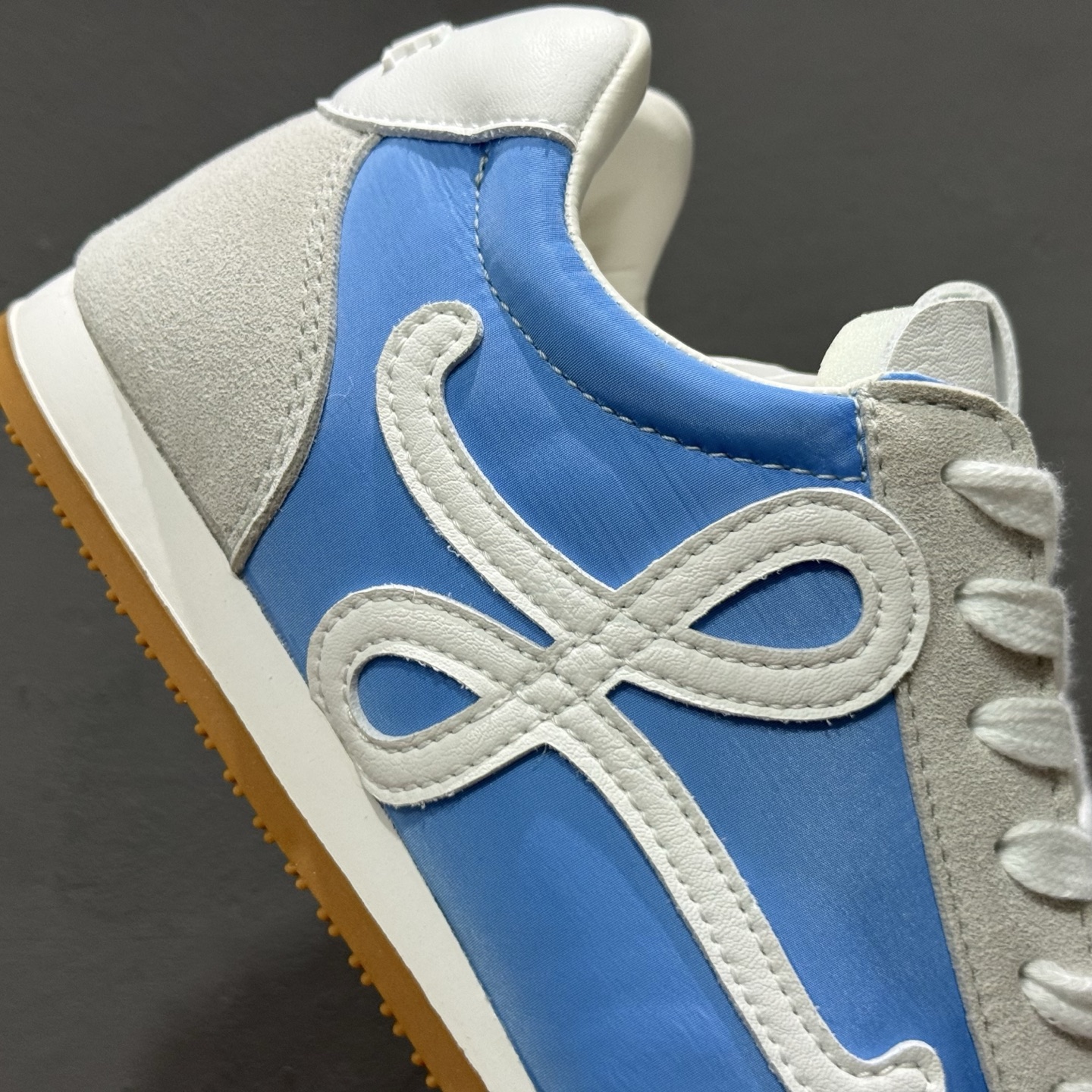 200 LOEWE FEEl. Balet Runner 2.0尼龙牛皮革圆头系带
