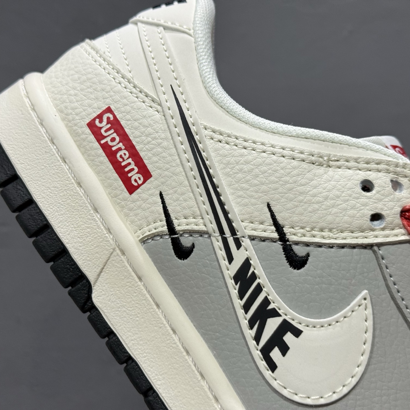 280 Supreme x Nike Dunk Low 双拼米灰三勾 QW5836-010