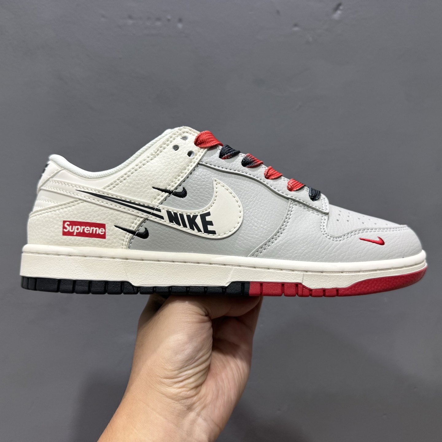 280 Supreme x Nike Dunk Low 双拼米灰三勾 QW5836-010