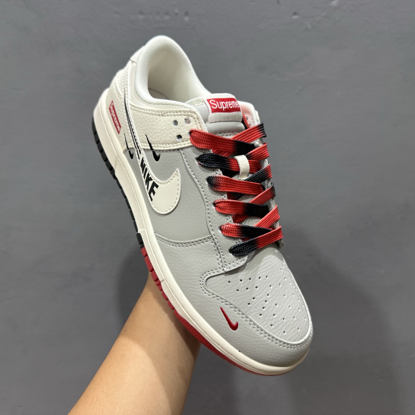 280 Supreme x Nike Dunk Low 双拼米灰三勾 QW5836-010