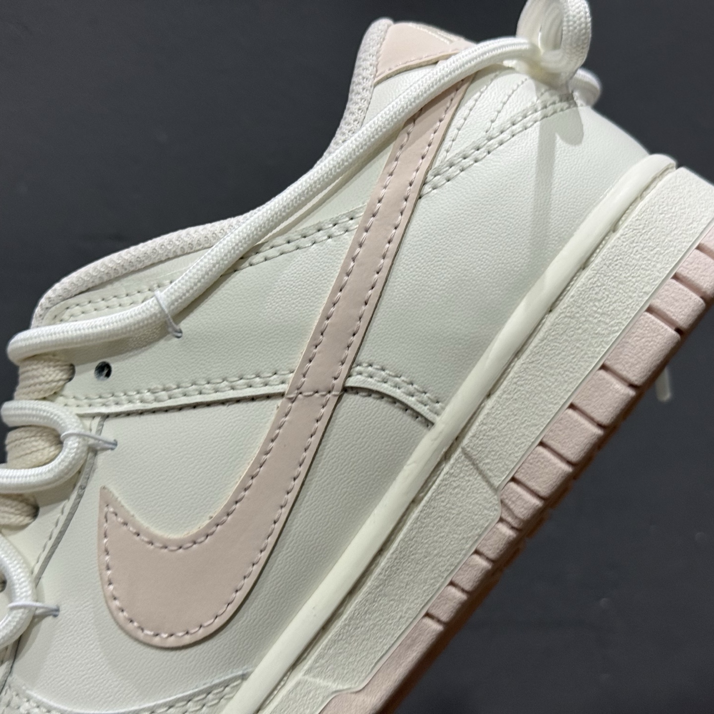 280 Nike Dunk LOW 杏酪凝脂 白粉 鞋身纯净奶油白皮革如初雪覆面 WP0510-069