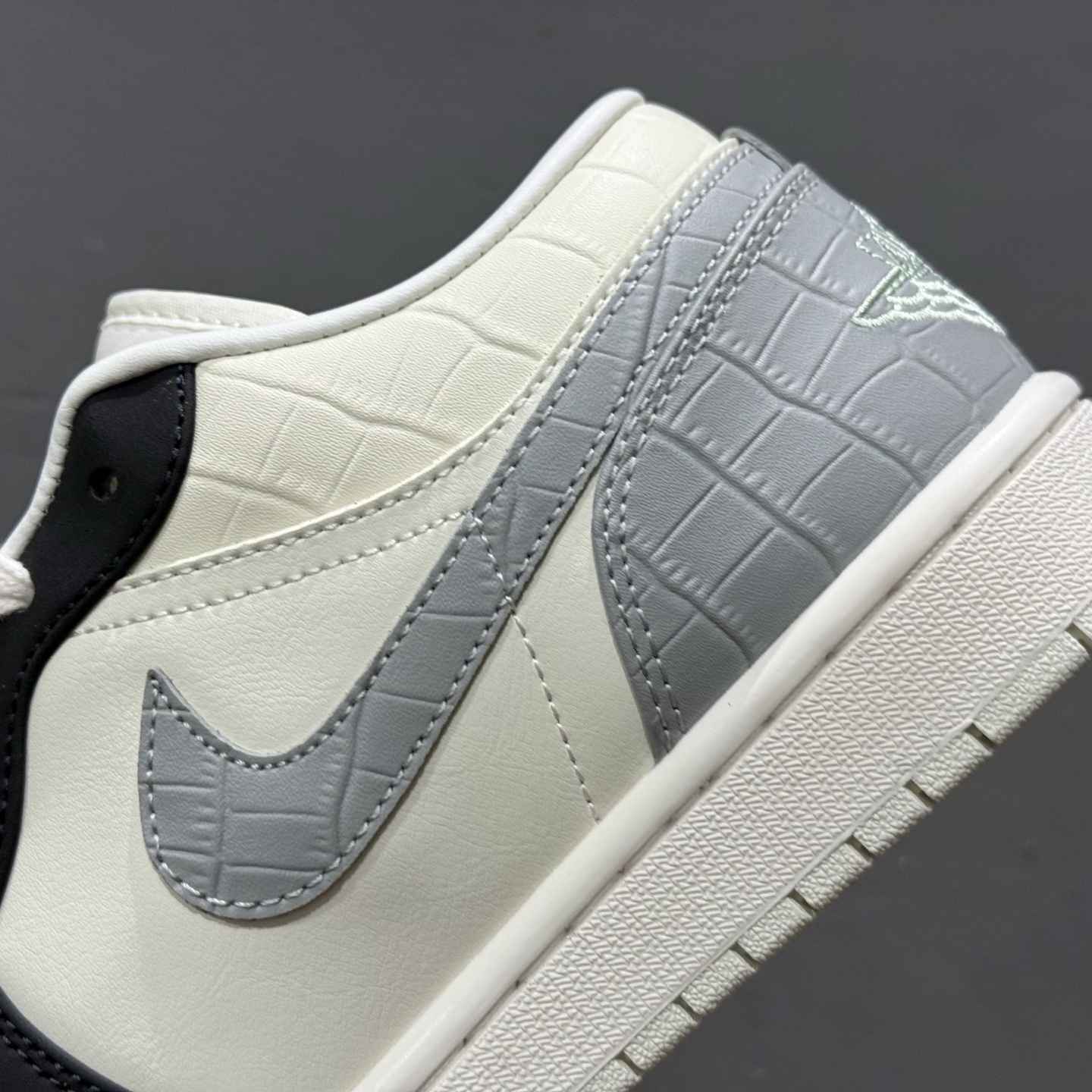220 Air Jordan 1 Low 雾霾珍珠 AJ1乔1低帮休闲板鞋 IO2242-101