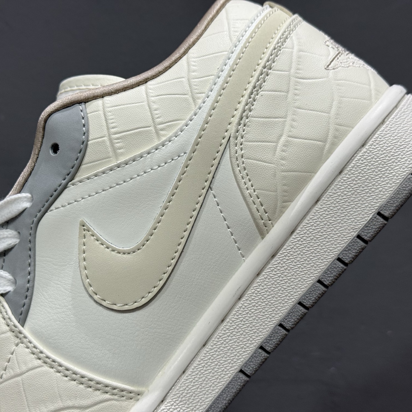 220 新款出货 纯原 乔丹 Air Jordan Low AJ1 乔1 低帮文化休闲运动板鞋 白灰 IH7323-100