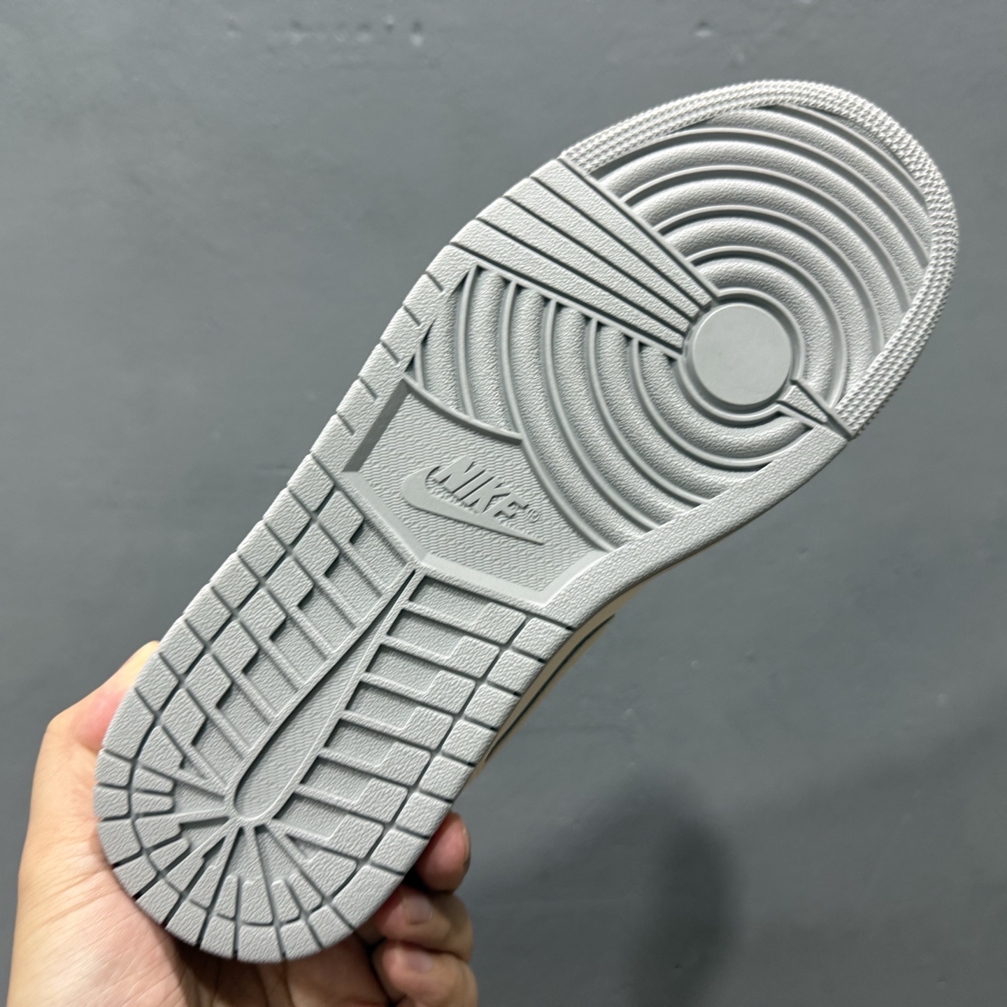 220 新款出货 纯原 乔丹 Air Jordan Low AJ1 乔1 低帮文化休闲运动板鞋 白灰 IH7323-100