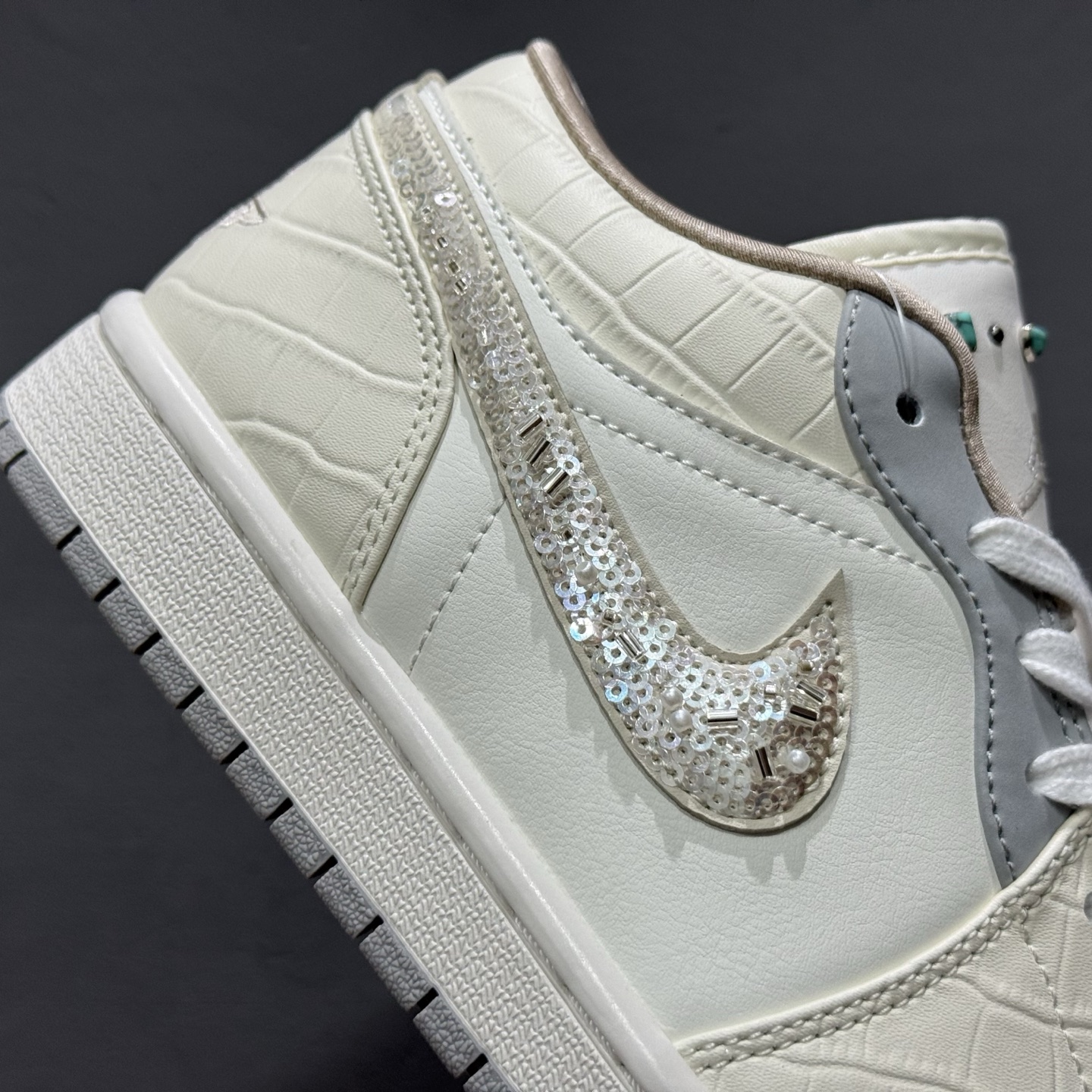 220 新款出货 纯原 乔丹 Air Jordan Low AJ1 乔1 低帮文化休闲运动板鞋 白灰 IH7323-100