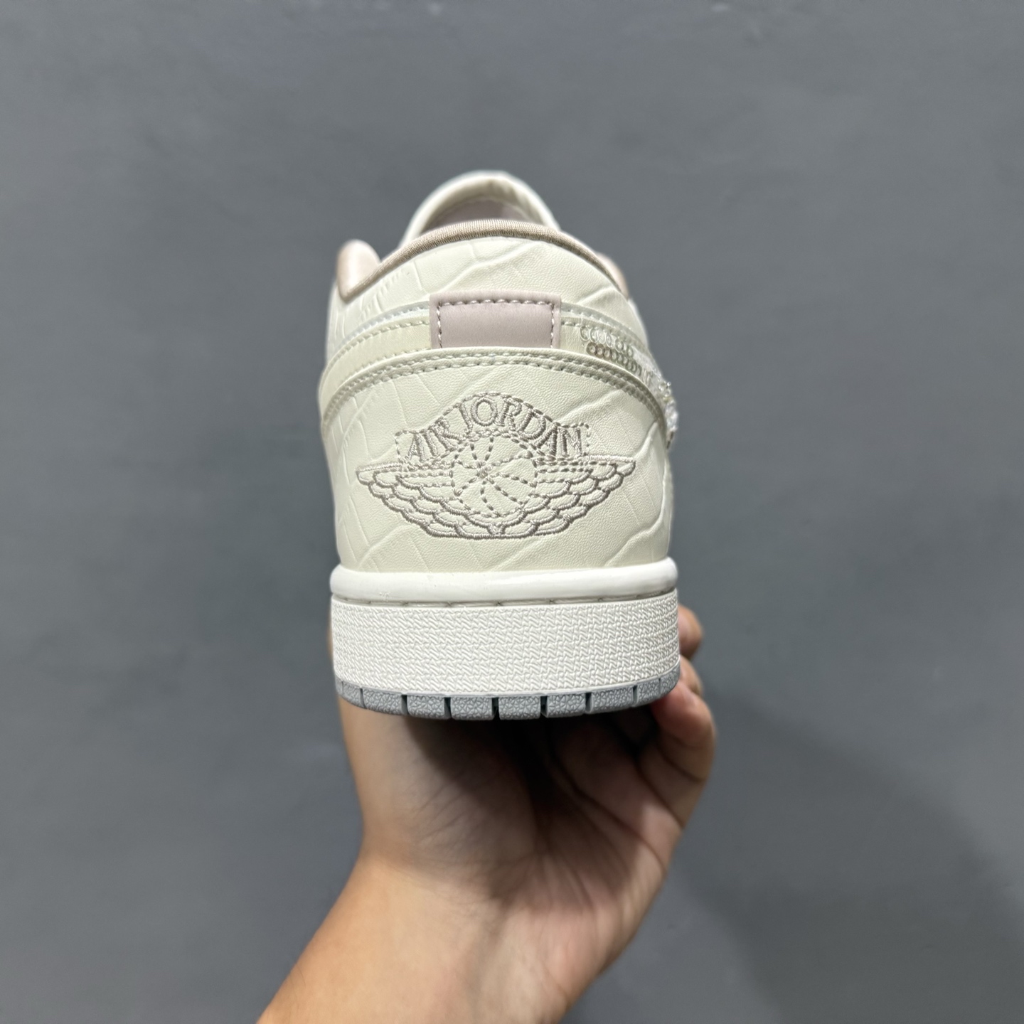 220 新款出货 纯原 乔丹 Air Jordan Low AJ1 乔1 低帮文化休闲运动板鞋 白灰 IH7323-100