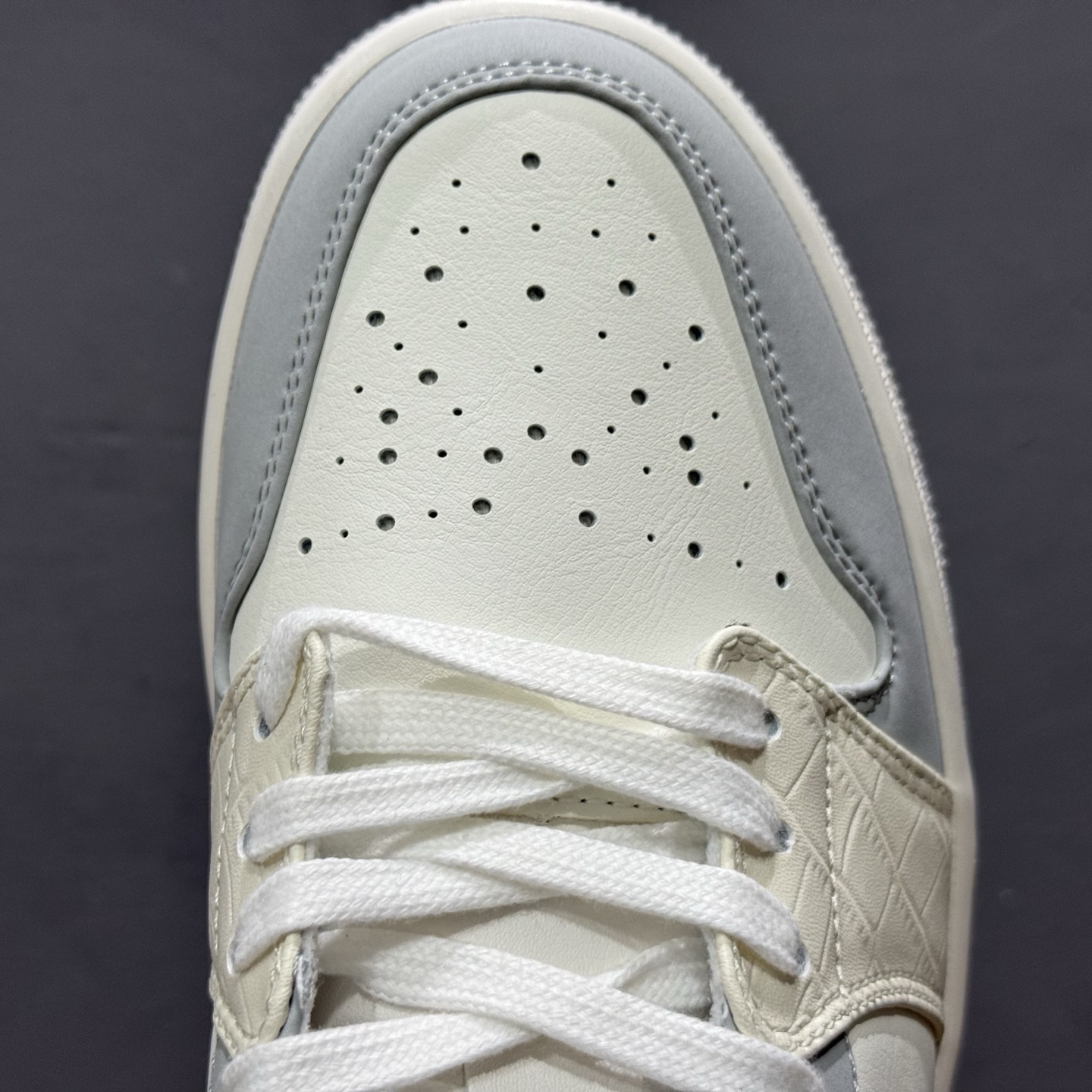 220 新款出货 纯原 乔丹 Air Jordan Low AJ1 乔1 低帮文化休闲运动板鞋 白灰 IH7323-100