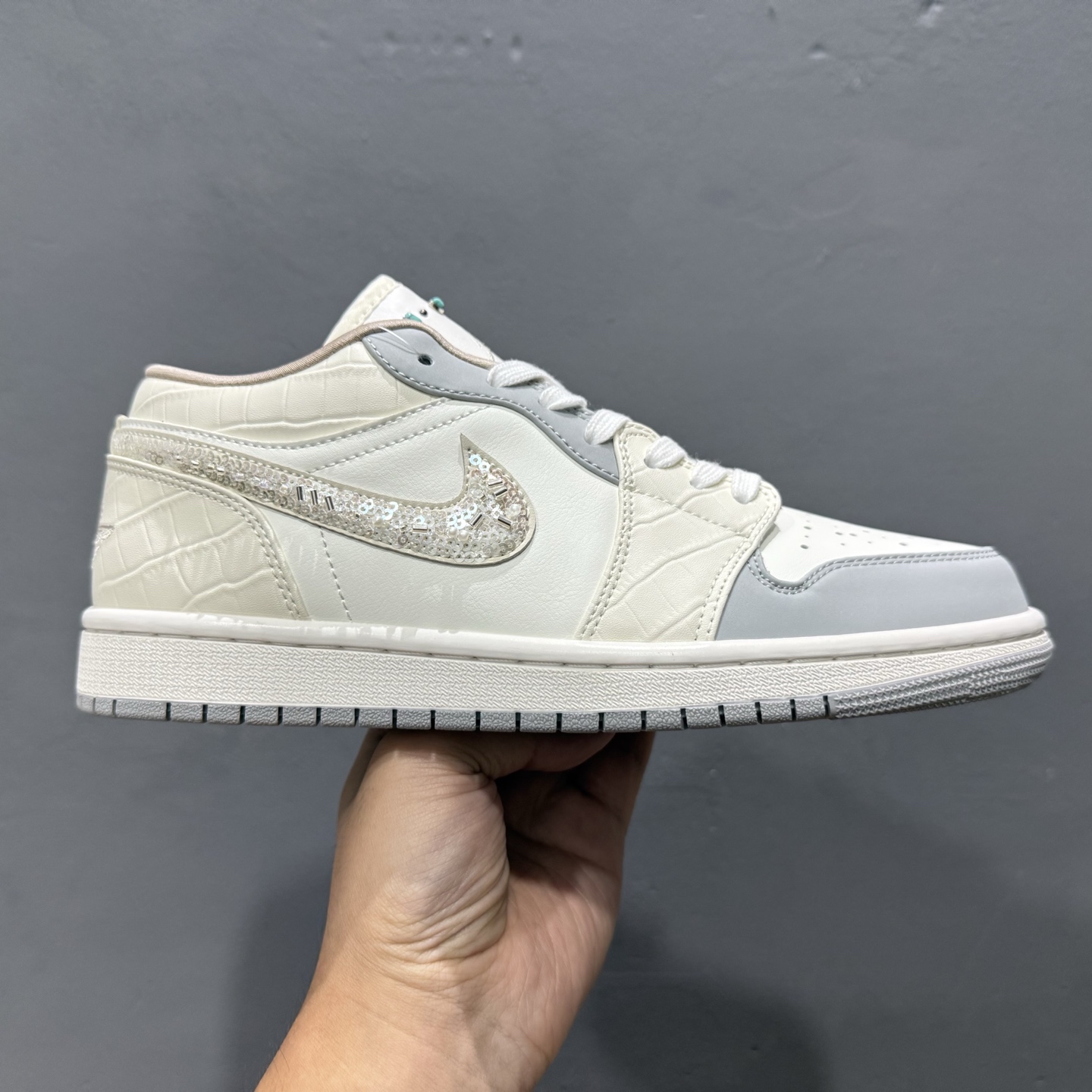 220 新款出货 纯原 乔丹 Air Jordan Low AJ1 乔1 低帮文化休闲运动板鞋 白灰 IH7323-100