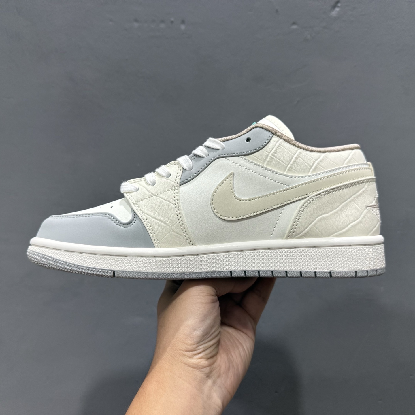 220 新款出货 纯原 乔丹 Air Jordan Low AJ1 乔1 低帮文化休闲运动板鞋 白灰 IH7323-100