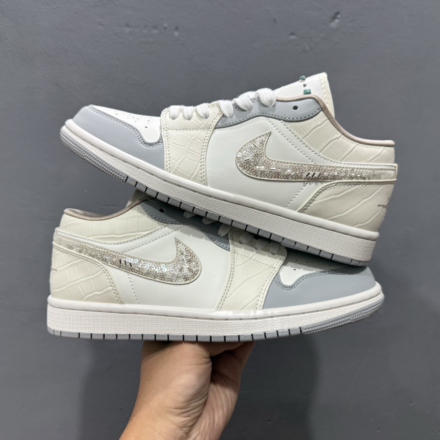 220 新款出货 纯原 乔丹 Air Jordan Low AJ1 乔1 低帮文化休闲运动板鞋 白灰 IH7323-100