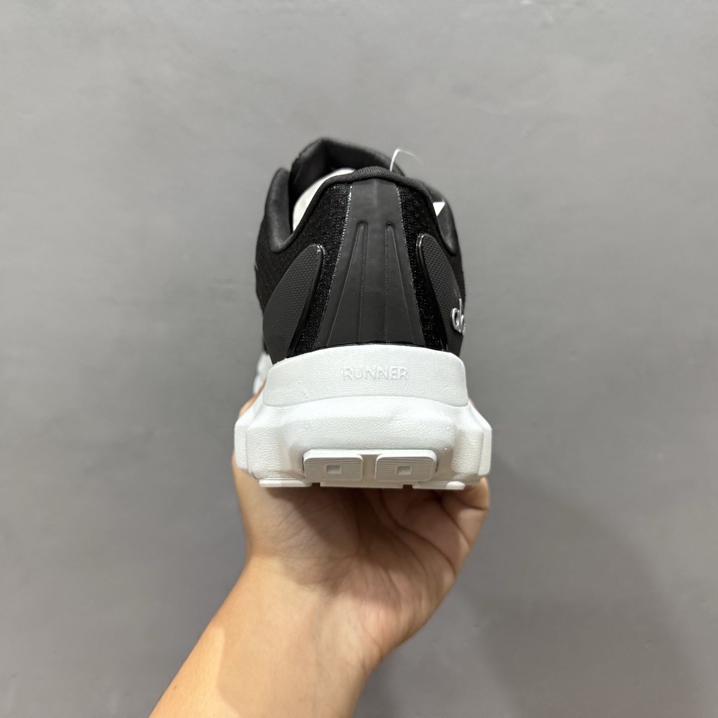 alo yoga Alo Runner 舒适百搭防滑透气 低帮跑步鞋 A0590U