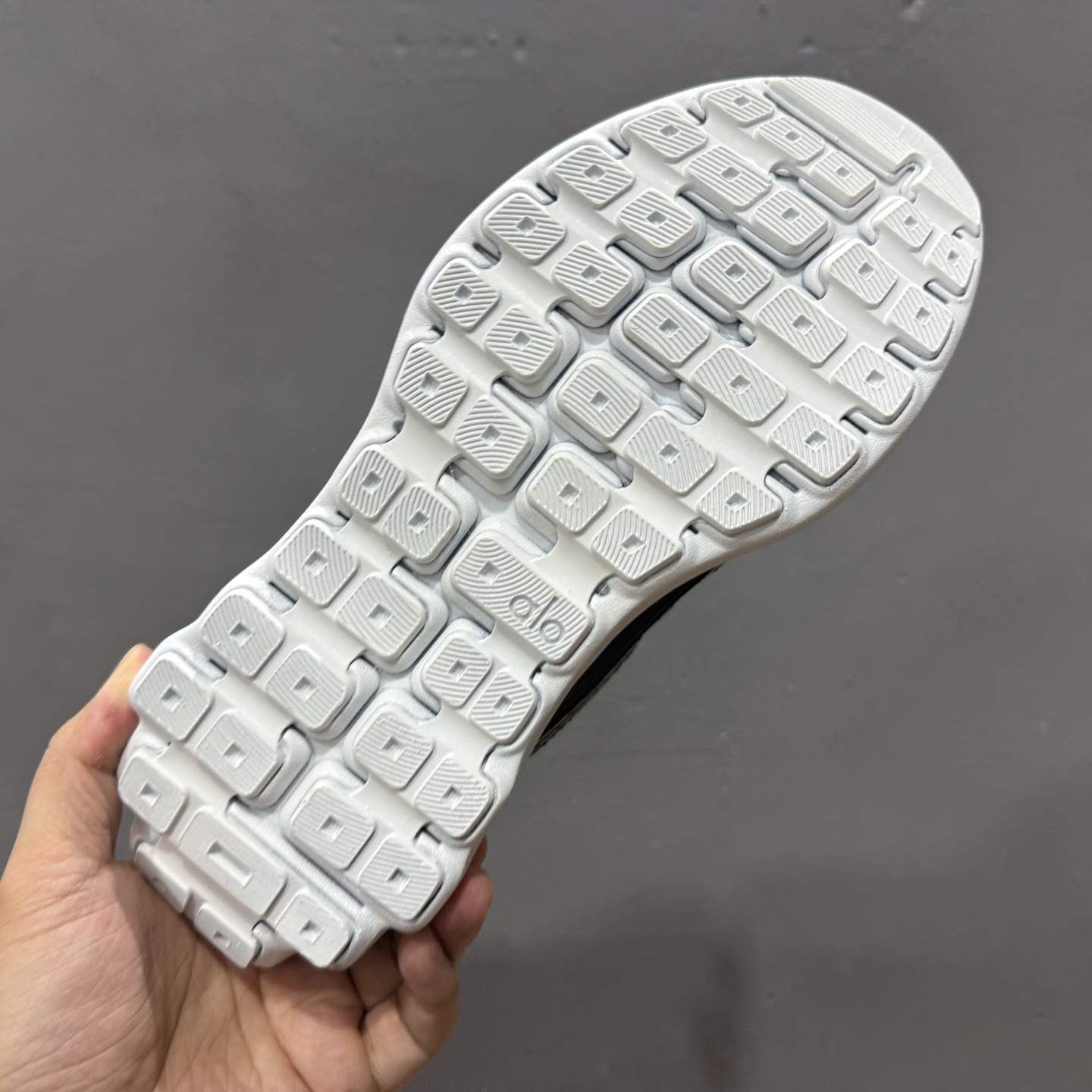 alo yoga Alo Runner 舒适百搭防滑透气 低帮跑步鞋 A0590U