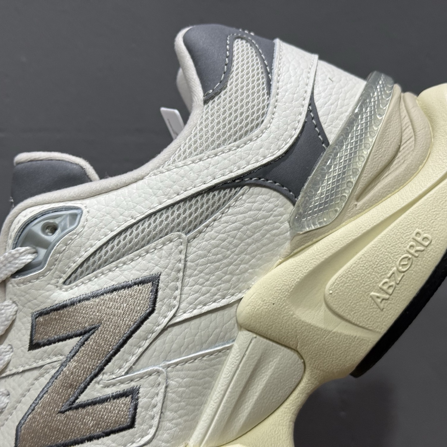 ￥240 纯原 New Balance NB9060 联名款 复古休闲运动慢跑鞋 U9060AGA