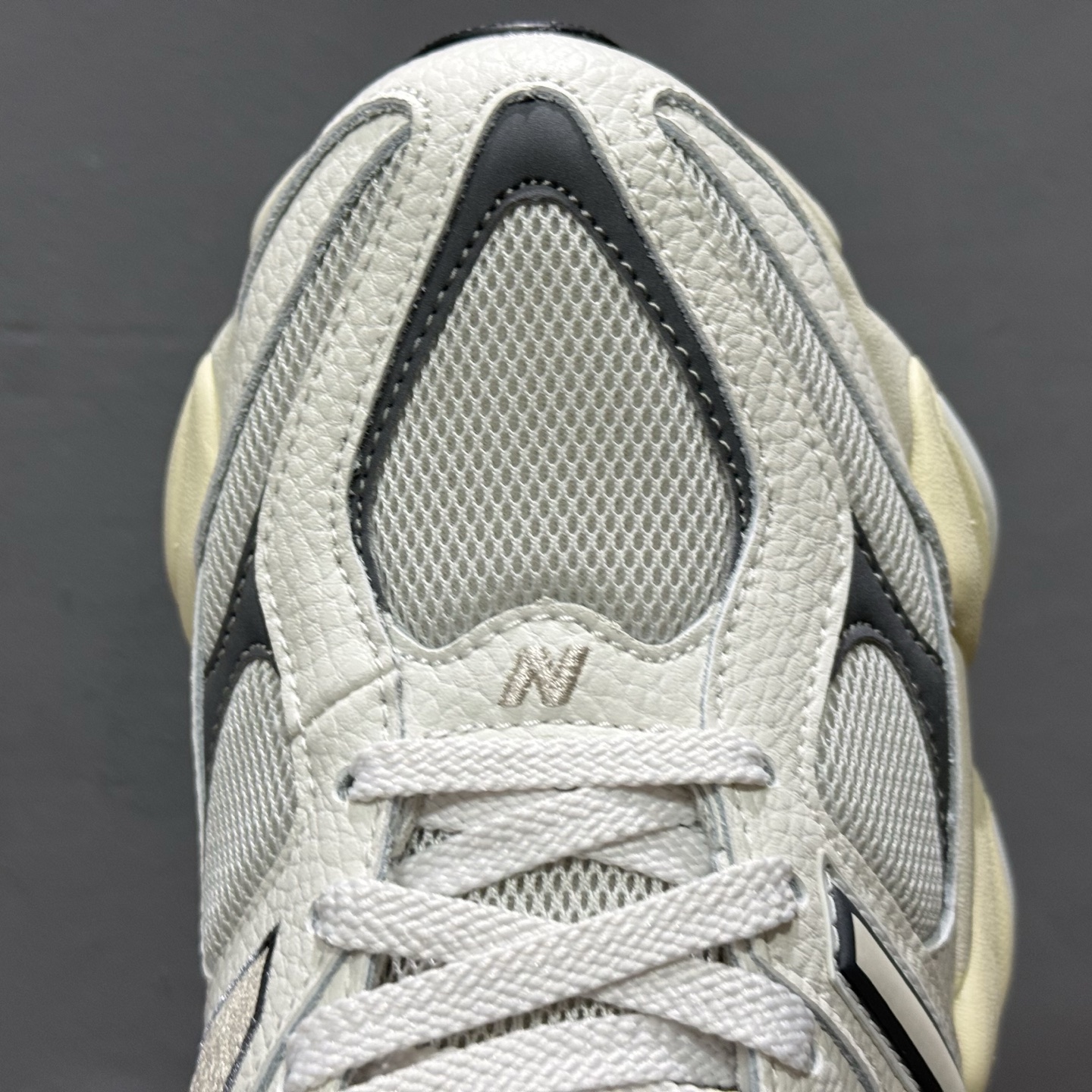 ￥240 纯原 New Balance NB9060 联名款 复古休闲运动慢跑鞋 U9060AGA