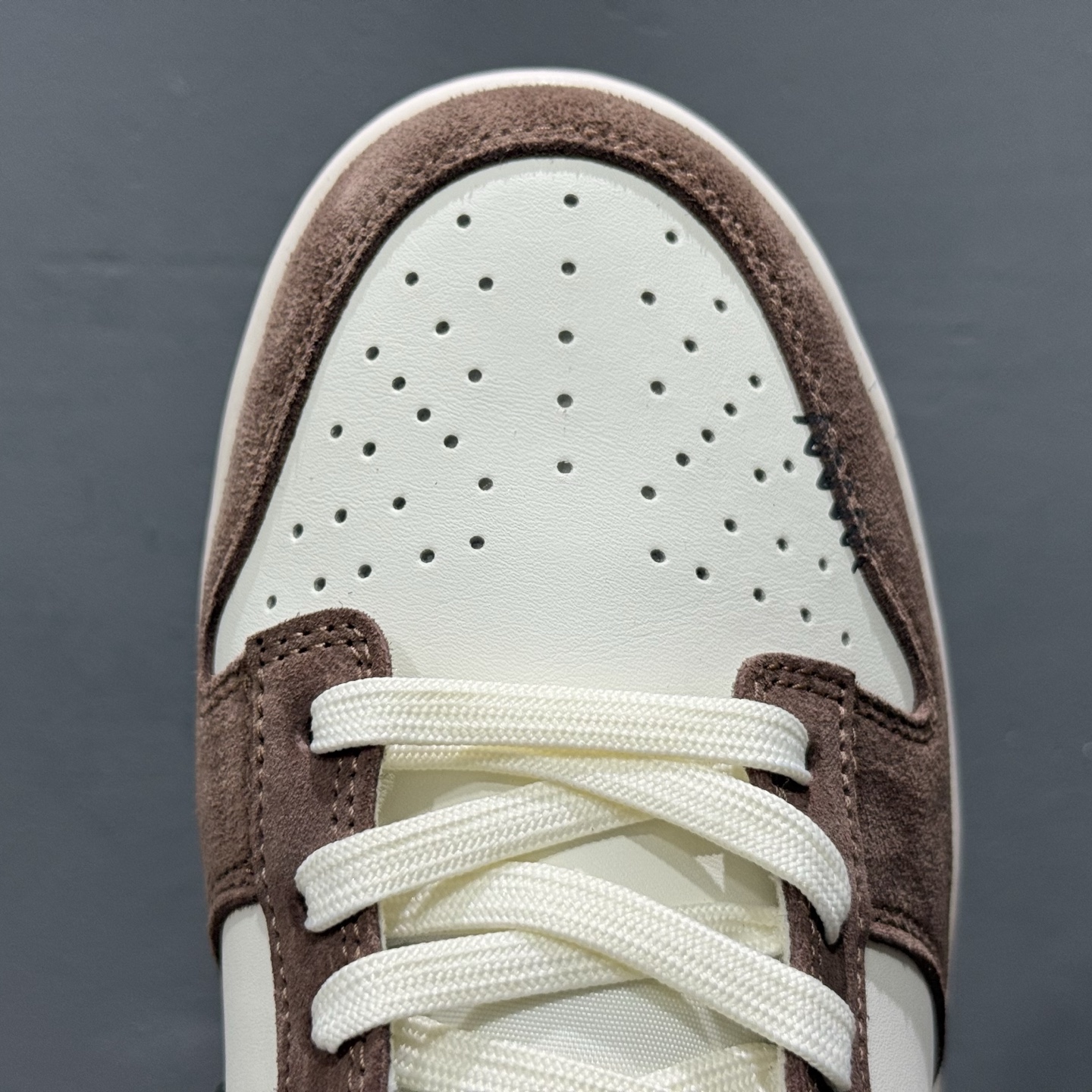280 Labubu x Nike Dunk Low 栗子可可 此款采用经典 Dunk Low 廓形 GW0620-112