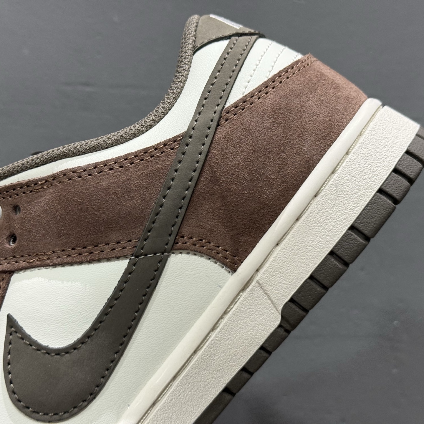 280 Labubu x Nike Dunk Low 栗子可可 此款采用经典 Dunk Low 廓形 GW0620-112