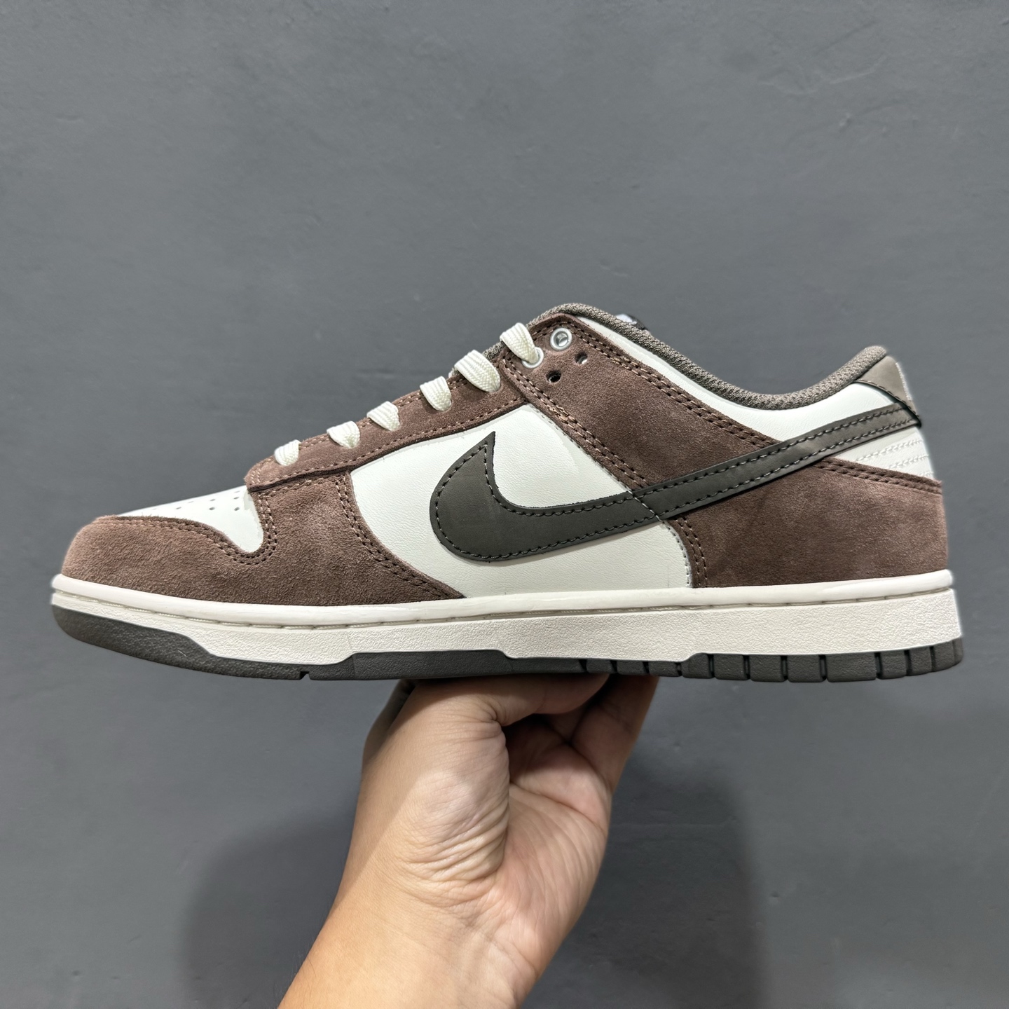 280 Labubu x Nike Dunk Low 栗子可可 此款采用经典 Dunk Low 廓形 GW0620-112