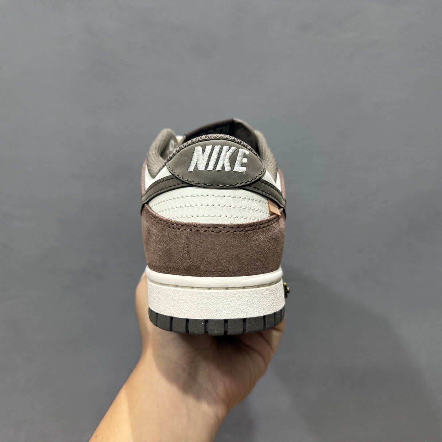280 Labubu x Nike Dunk Low 栗子可可 此款采用经典 Dunk Low 廓形 GW0620-112