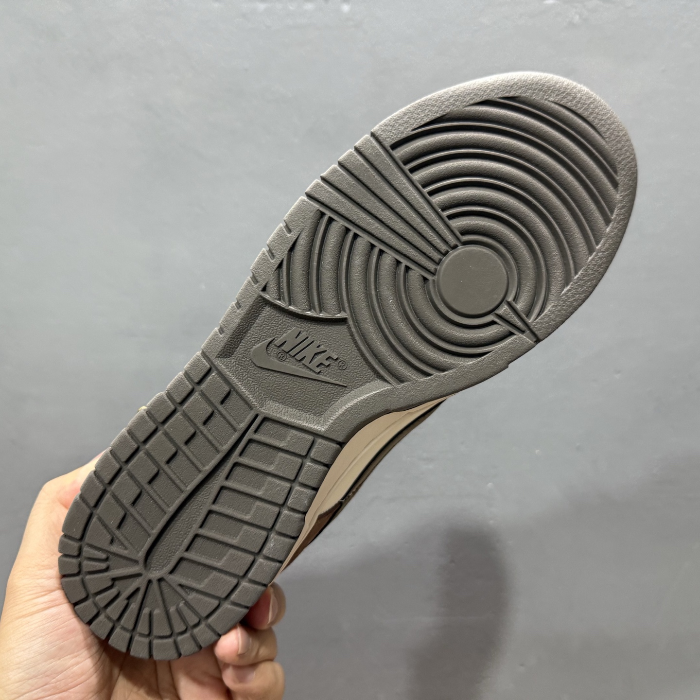 280 Labubu x Nike Dunk Low 栗子可可 此款采用经典 Dunk Low 廓形 GW0620-112