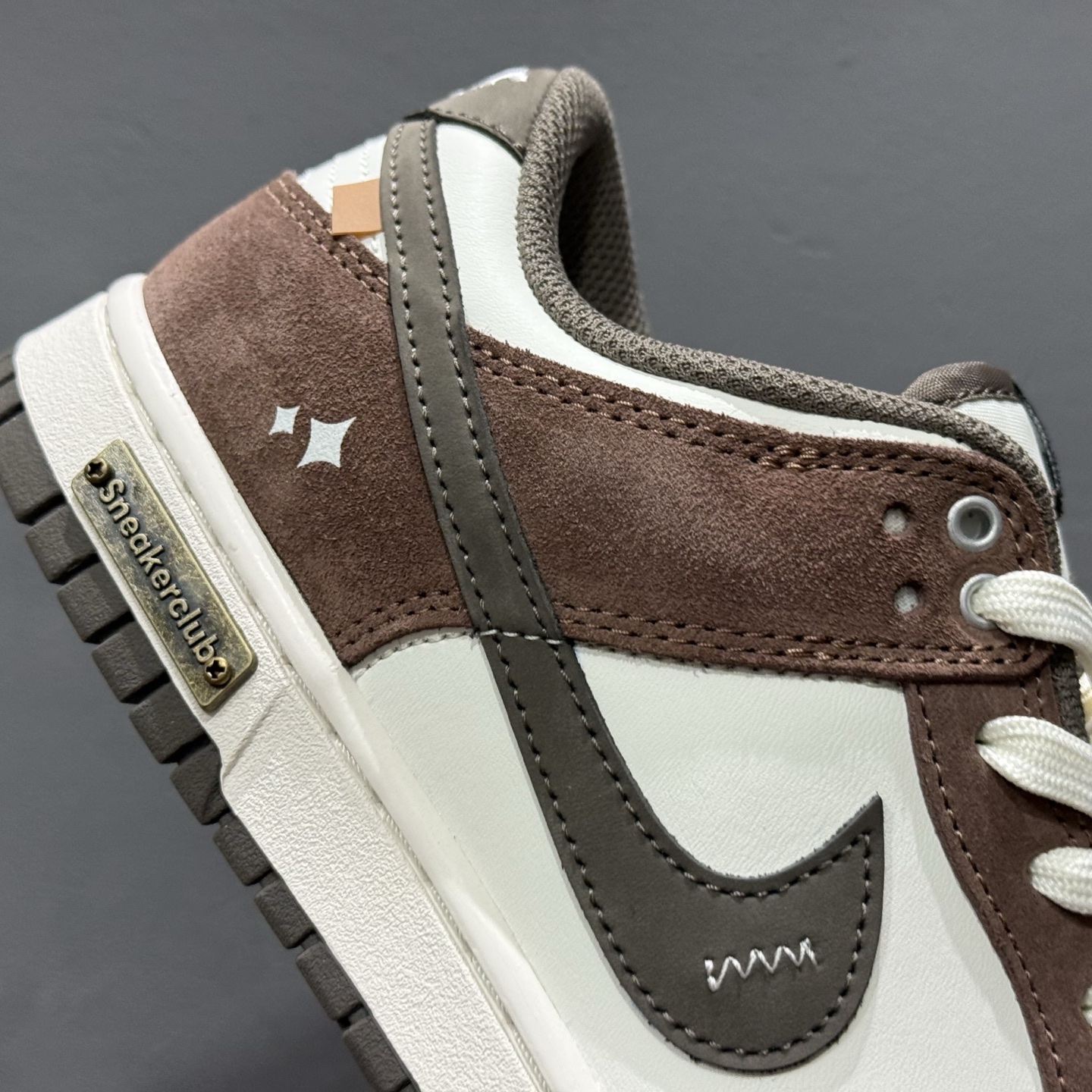 280 Labubu x Nike Dunk Low 栗子可可 此款采用经典 Dunk Low 廓形 GW0620-112