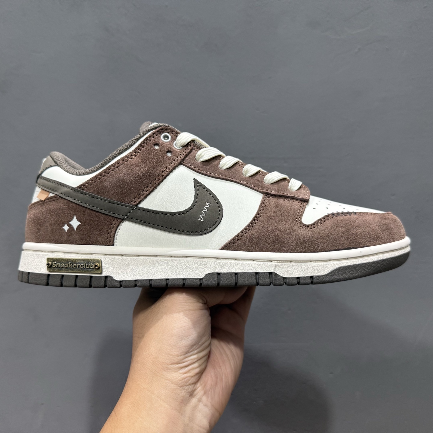 280 Labubu x Nike Dunk Low 栗子可可 此款采用经典 Dunk Low 廓形 GW0620-112
