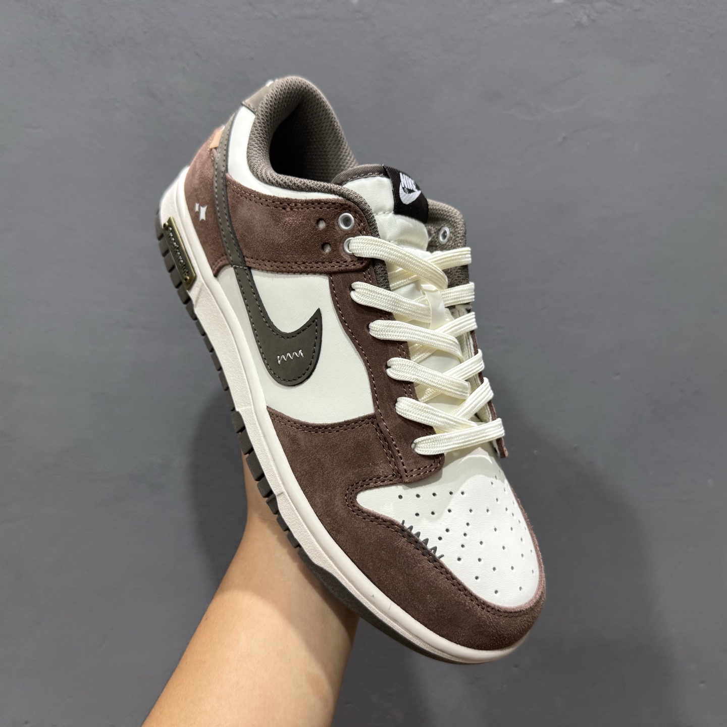 280 Labubu x Nike Dunk Low 栗子可可 此款采用经典 Dunk Low 廓形 GW0620-112
