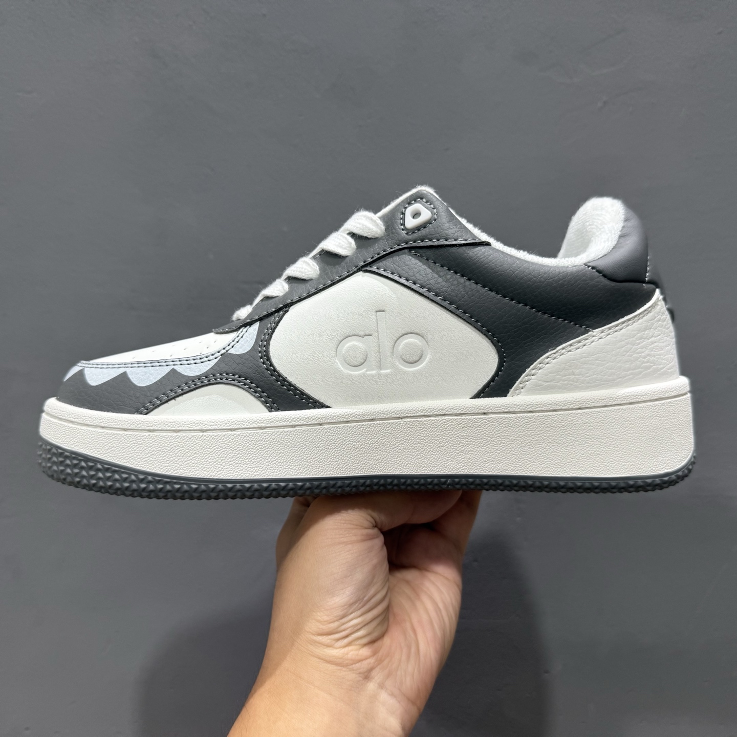 210 Alo Yoga Recovery Mode 拉布布人气单品 舒适简约防滑耐磨低帮休闲板鞋 A0685U