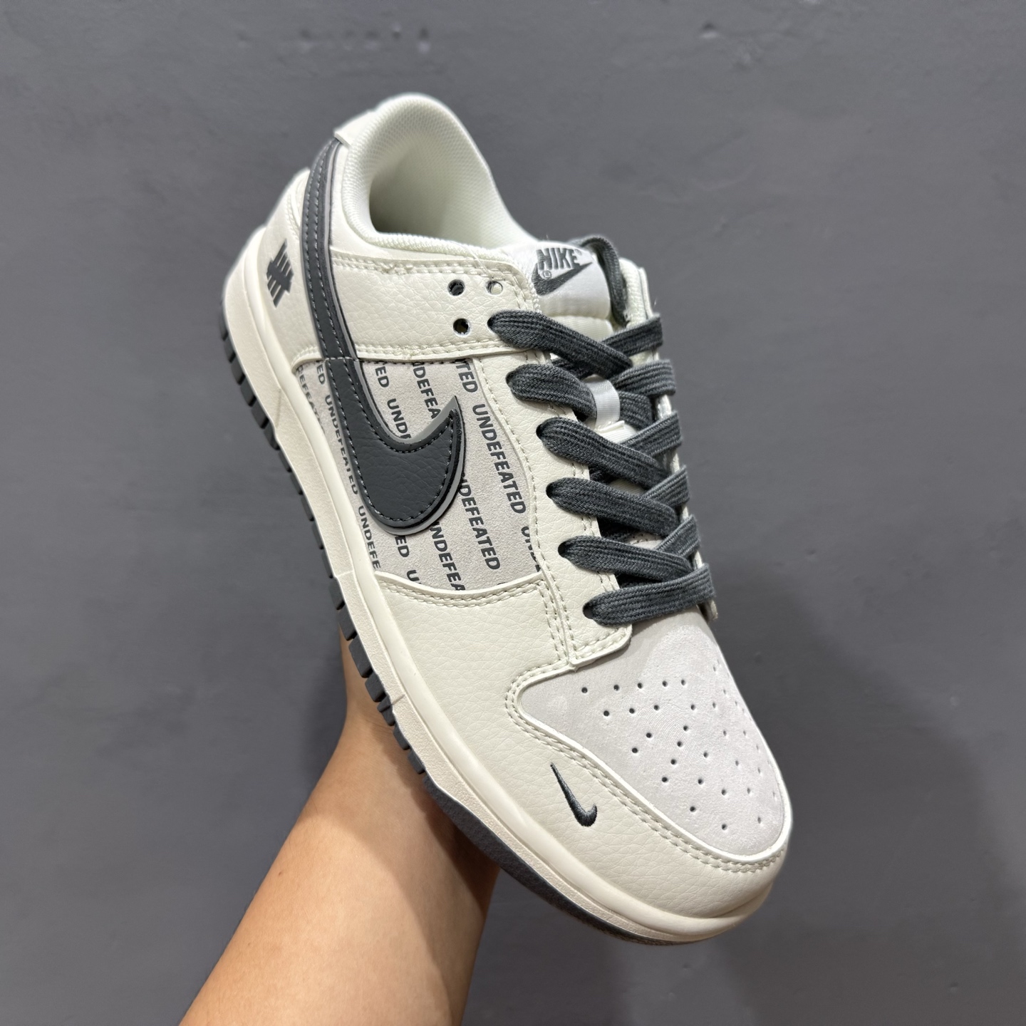 200 Nike SB Dunk Low“ UN联名——英文米灰底” 周年高端定制 低帮休闲板鞋 XX2026-679