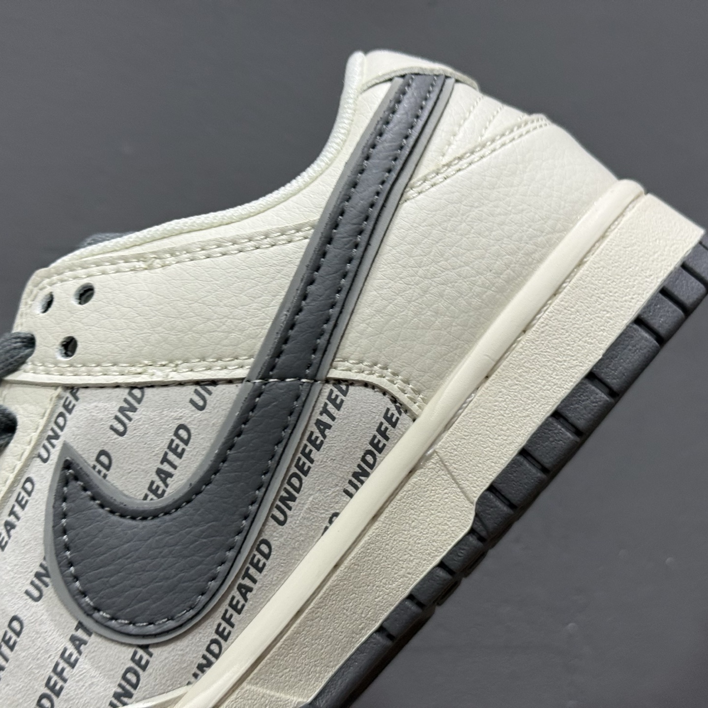 200 Nike SB Dunk Low“ UN联名——英文米灰底” 周年高端定制 低帮休闲板鞋 XX2026-679