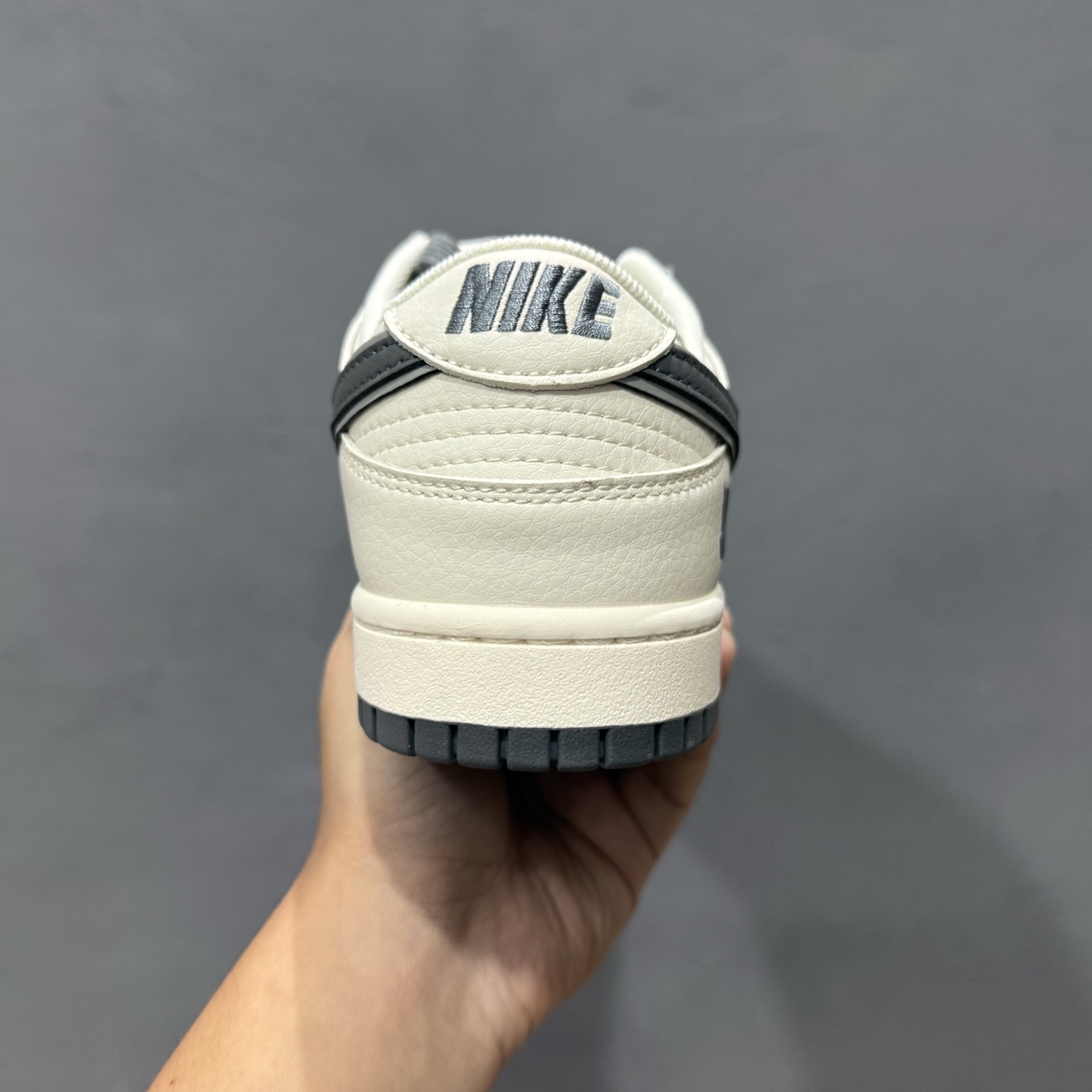 200 Nike SB Dunk Low“ UN联名——英文米灰底” 周年高端定制 低帮休闲板鞋 XX2026-679
