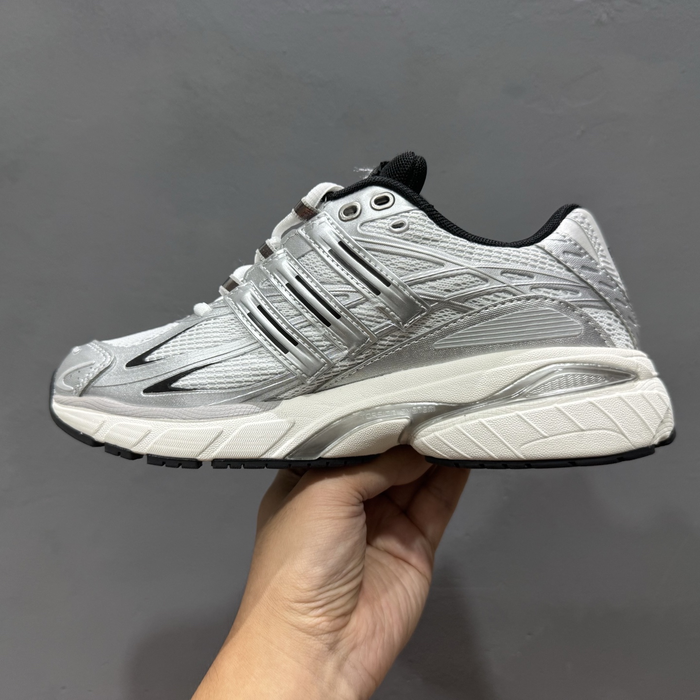 240 Unheardof x adidas originals Adistar Cushion 3 银白 IH5928