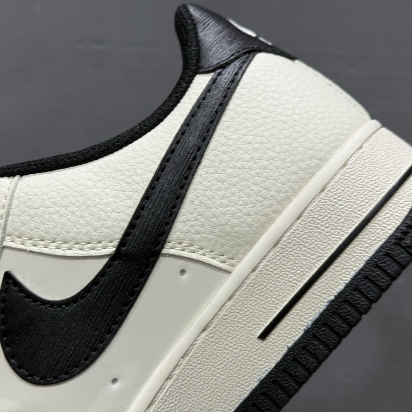 ￥260 Nike Air Force 1'07 Low 耐克树纹经典黑 空军一号定制休闲板鞋 SM6668-105